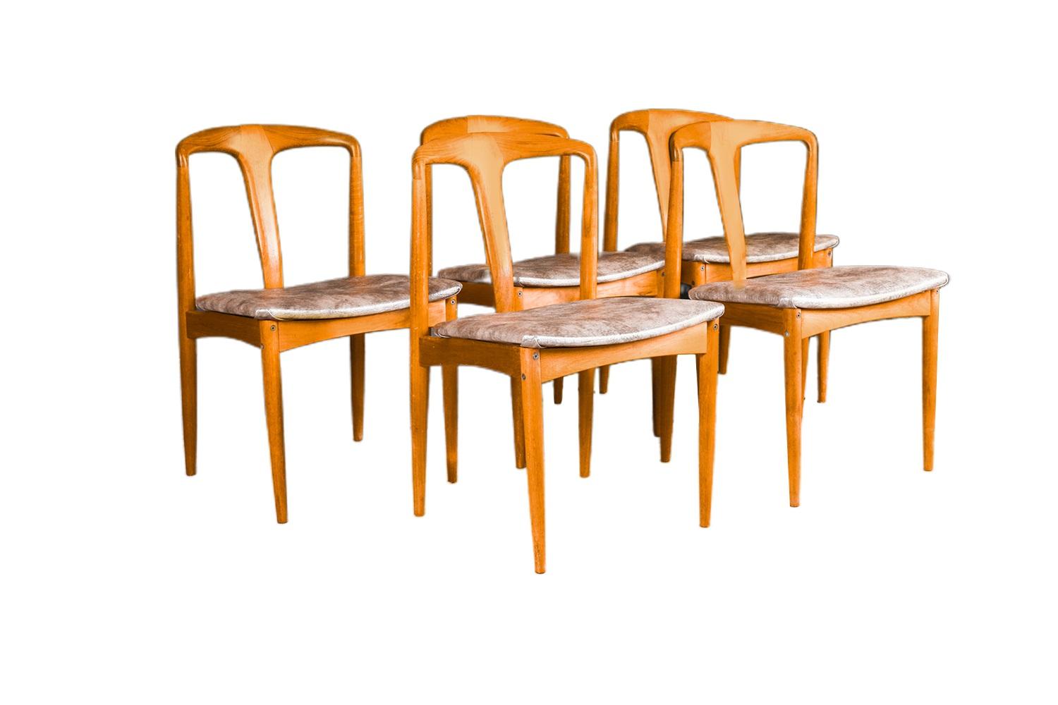 Set of 5 teak Danish modern ‘Juliane’ dining chairs by famous designer Johannes Andersen for Uldum Møbelfabrik, made in Denmark, circa 1960s. Superbly crafted in rich solid teak frames, remarkably notable are the carved sculpted backrests with