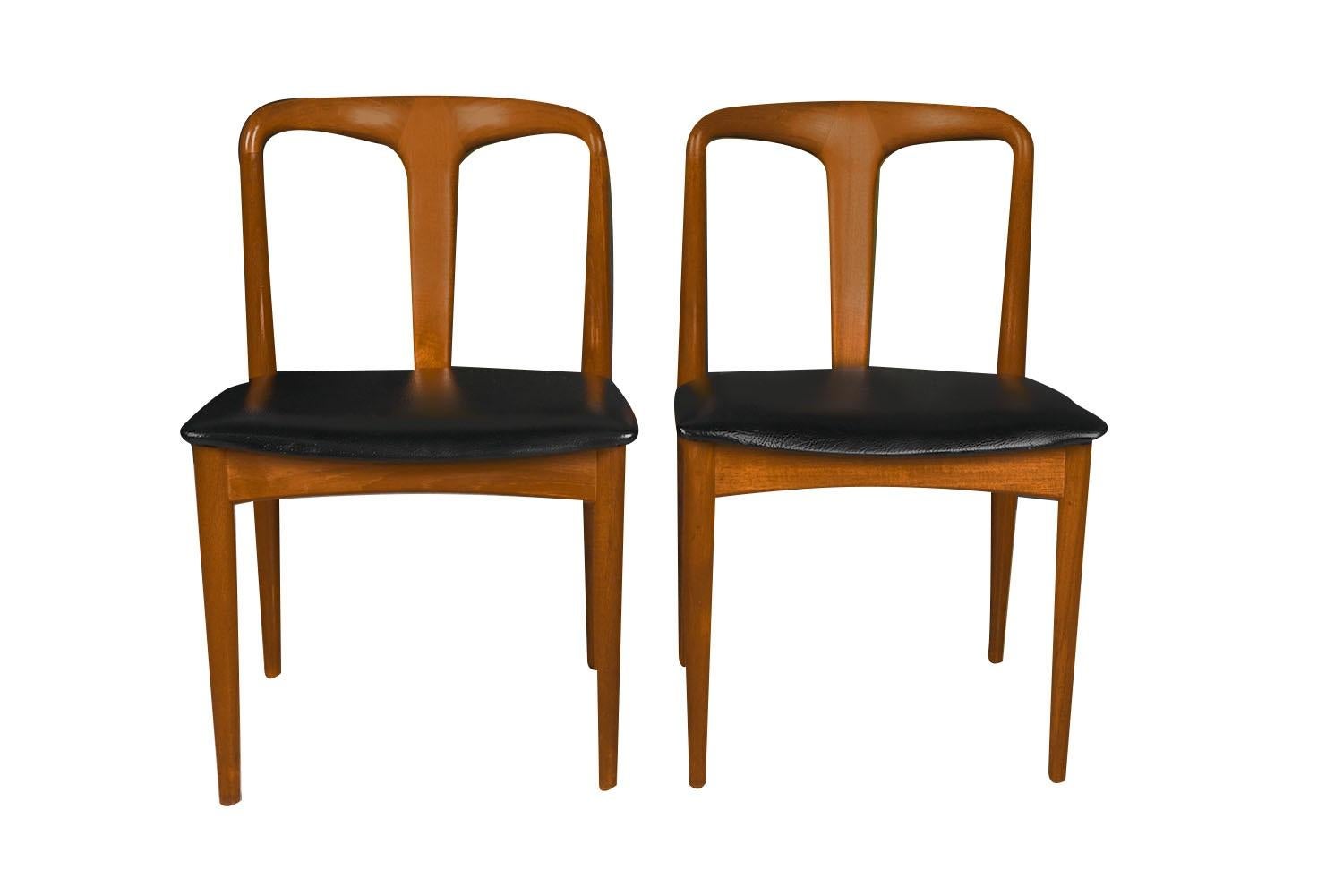 A beautiful pair of teak Danish modern ‘Juliane’ dining chairs by famous designer Johannes Andersen for Uldum Møbelfabrik, made in Denmark, circa 1960s. Superbly crafted in rich solid teak frames, remarkably notable are the carved sculpted backrests