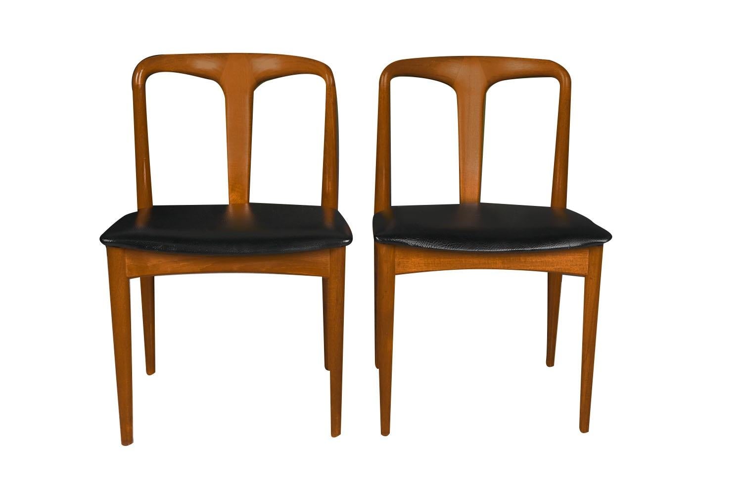 Una bellissima coppia di sedie da pranzo moderne danesi 