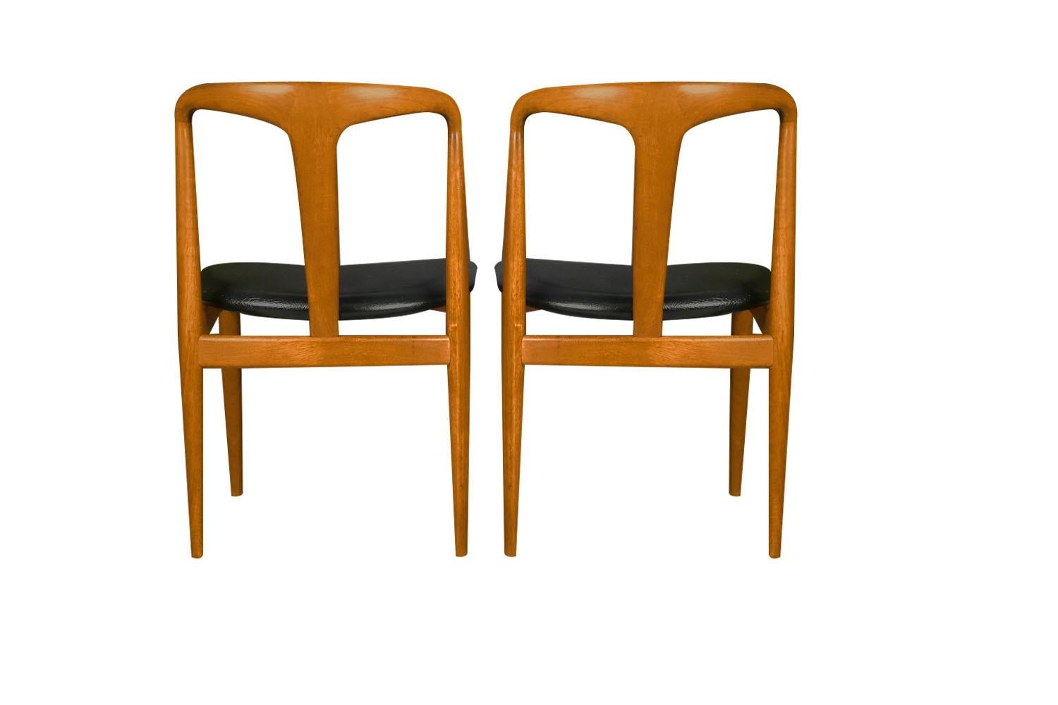Johannes Andersen Danish Teak Midcentury Juliane Dining Chairs Pair  In Good Condition For Sale In Baltimore, MD