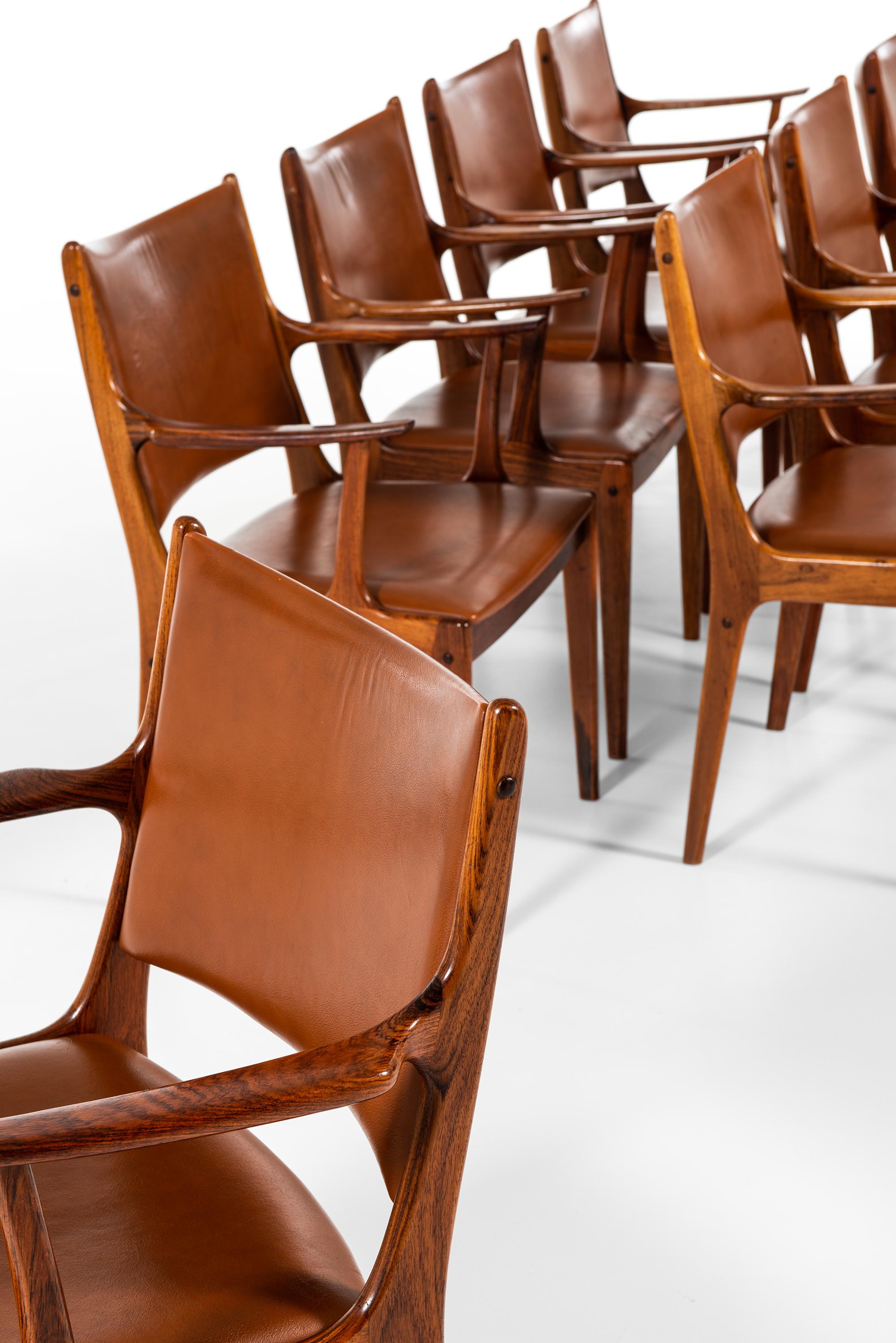 Johannes Andersen Dining Chairs / Armchairs by Uldum Møbelfabrik in Denmark In Good Condition In Limhamn, Skåne län
