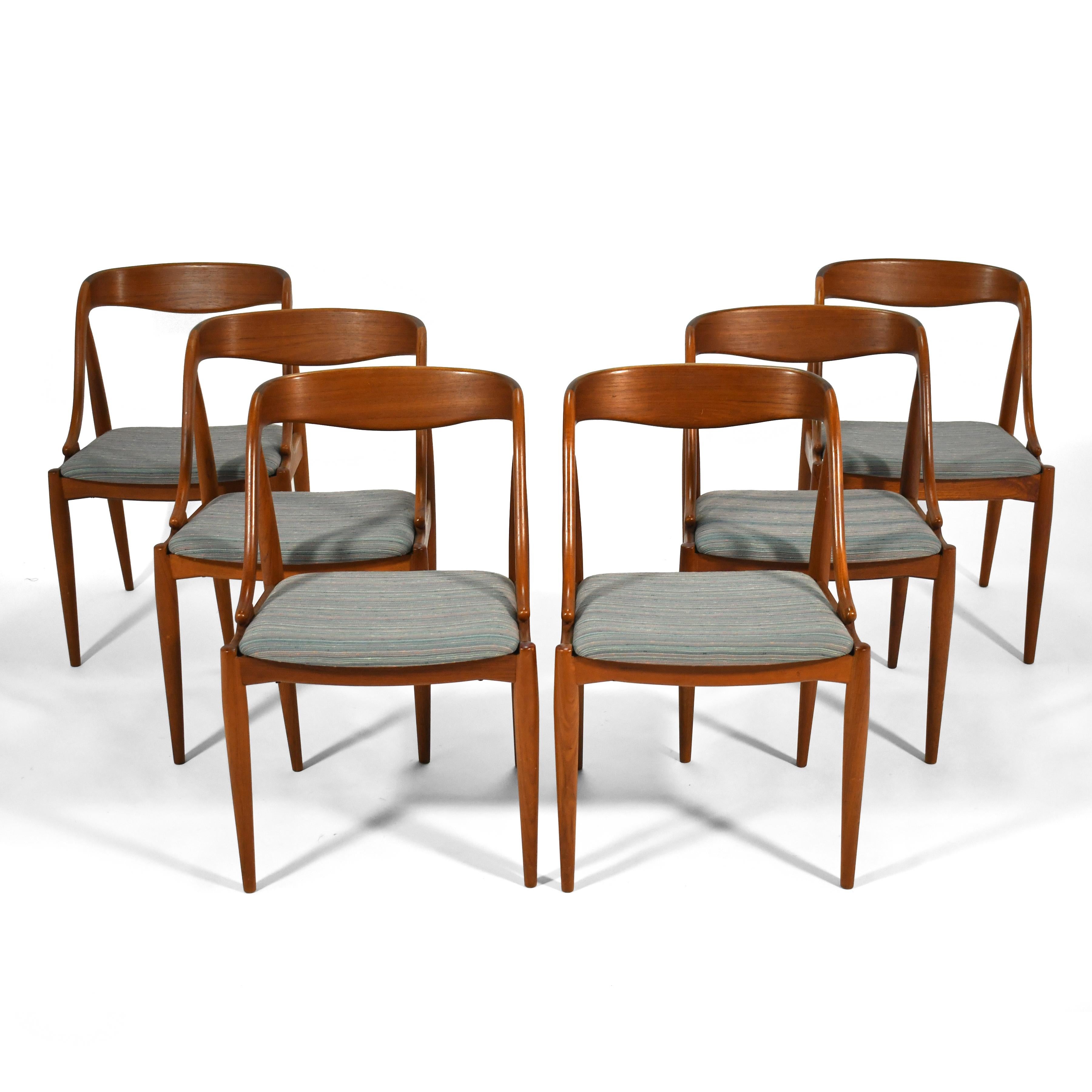Cet ensemble de six chaises de salle à manger en teck Johannes Andersen d'Uldum Mobelfabrik présente des lignes sculpturales sexy et des pieds légers et effilés. Ils sont aussi confortables que beaux.

Mesures : 30