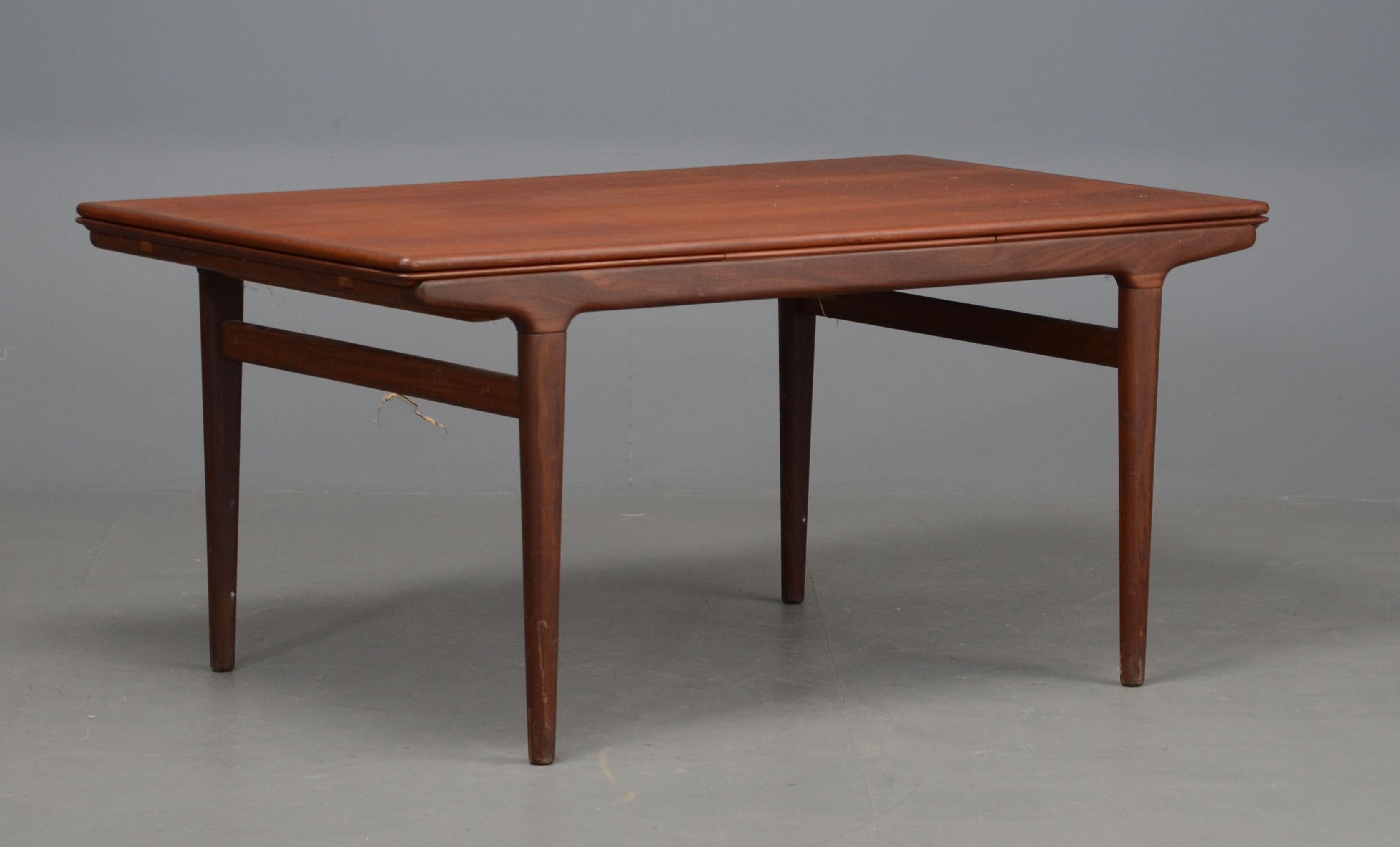 Scandinavian Modern Johannes Andersen, Dining Table, Teak, Rosewood For Sale