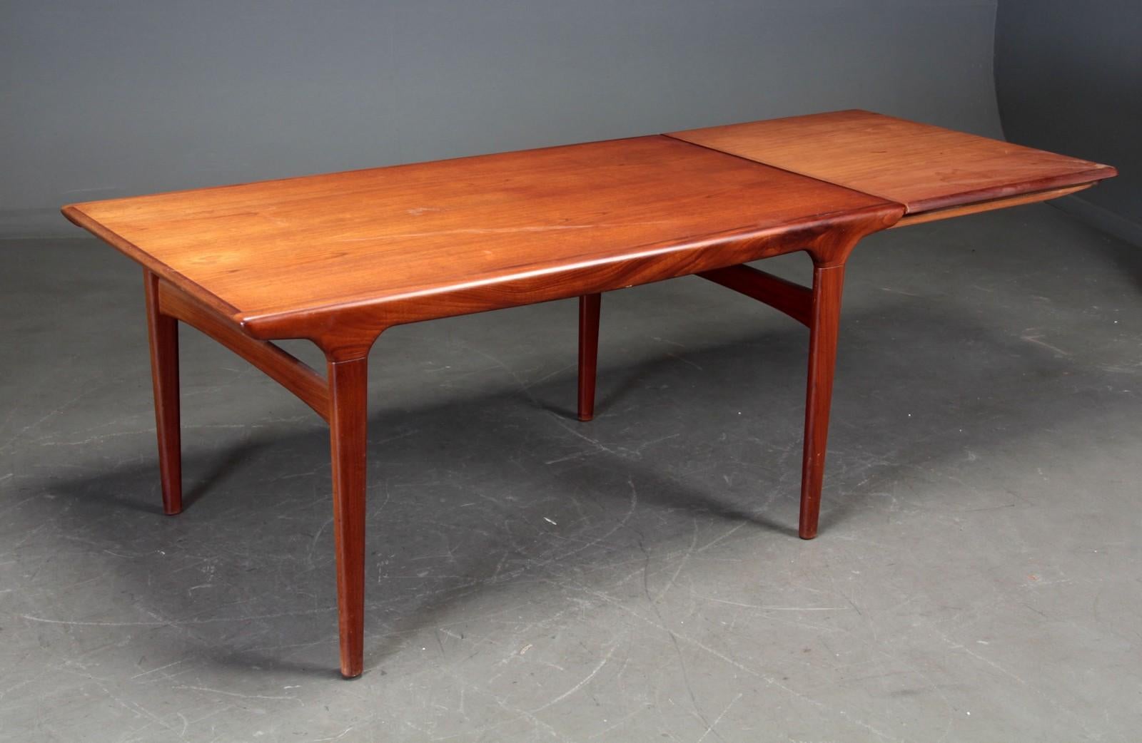 Woodwork Johannes Andersen, Dining Table, Teak, Rosewood For Sale