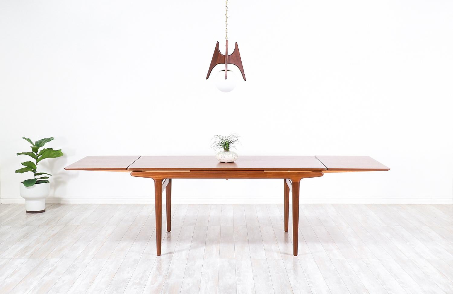 Johannes Andersen Draw Leaf Dining Table for Uldum Møbelfabrik In Excellent Condition In Los Angeles, CA
