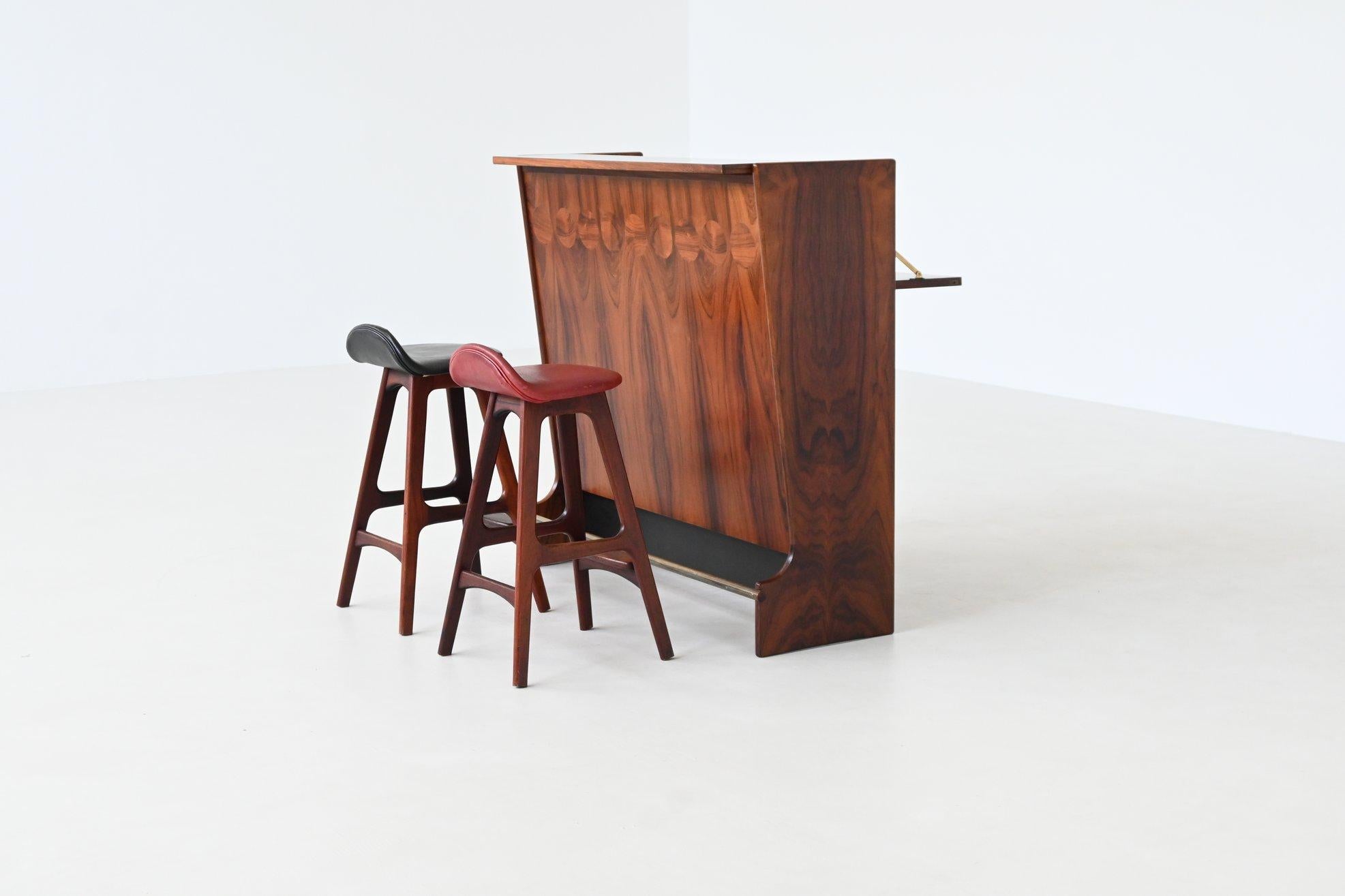 Striking dry bar set designed by Johannes Andersen for Skaaning & Søn, Denmark 1960. This set exemplifies the refined craftsmanship and sculptural aesthetic of Danish modernism. Executed in beautifully grained rosewood, the freestanding bar features