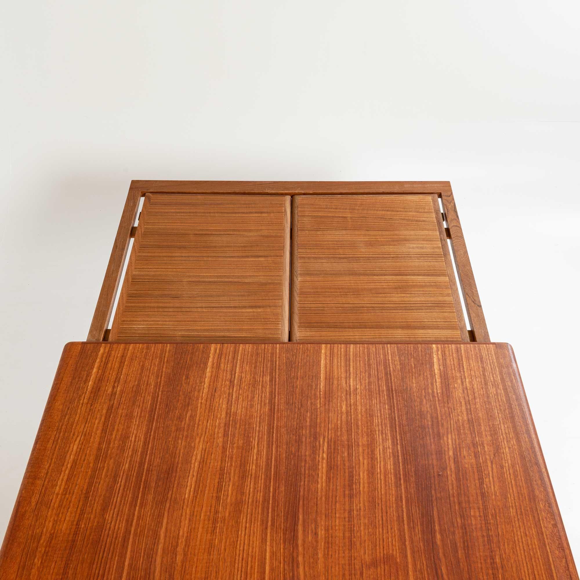 Johannes Andersen Extendable Dining Table in Teak In Good Condition For Sale In Seattle, WA