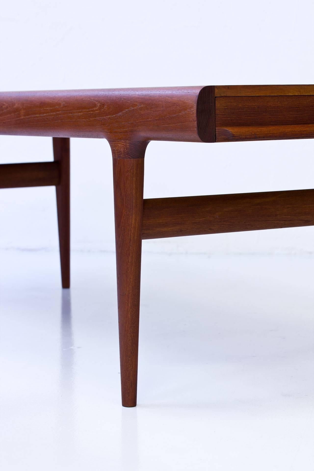 Johannes Andersen Extendable Teak Coffee Table, Denmark, 1960s In Excellent Condition In Stockholm, SE