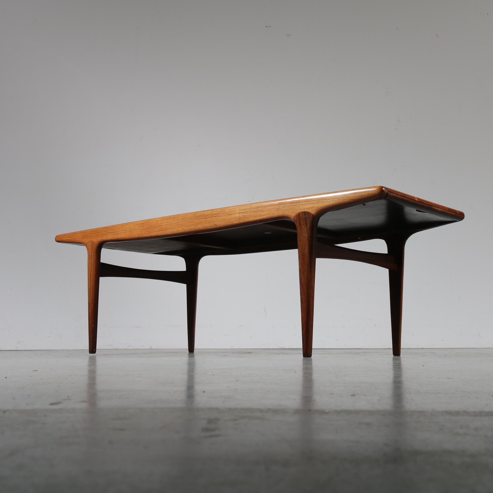 Stunning extendible coffee table by Johannes Andersen, manufactured by Silkeborg Møbelfabrik in Denmark, circa 1960.

The table is made of high quality tropical hardwood with two extendible shelves, creating some extra surface. One of the shelves