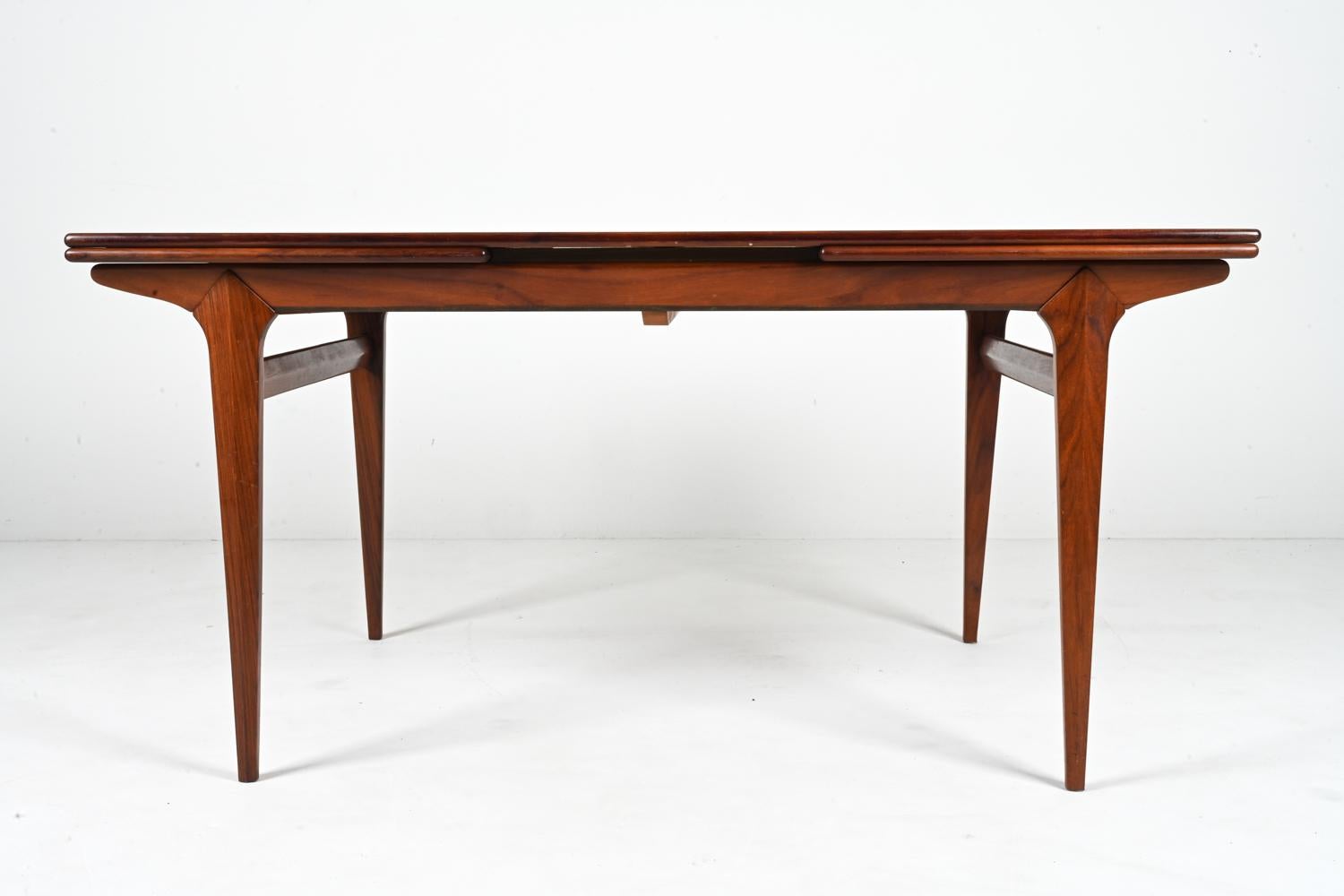 Johannes Andersen Extension table in Mahogany In Good Condition For Sale In Norwalk, CT