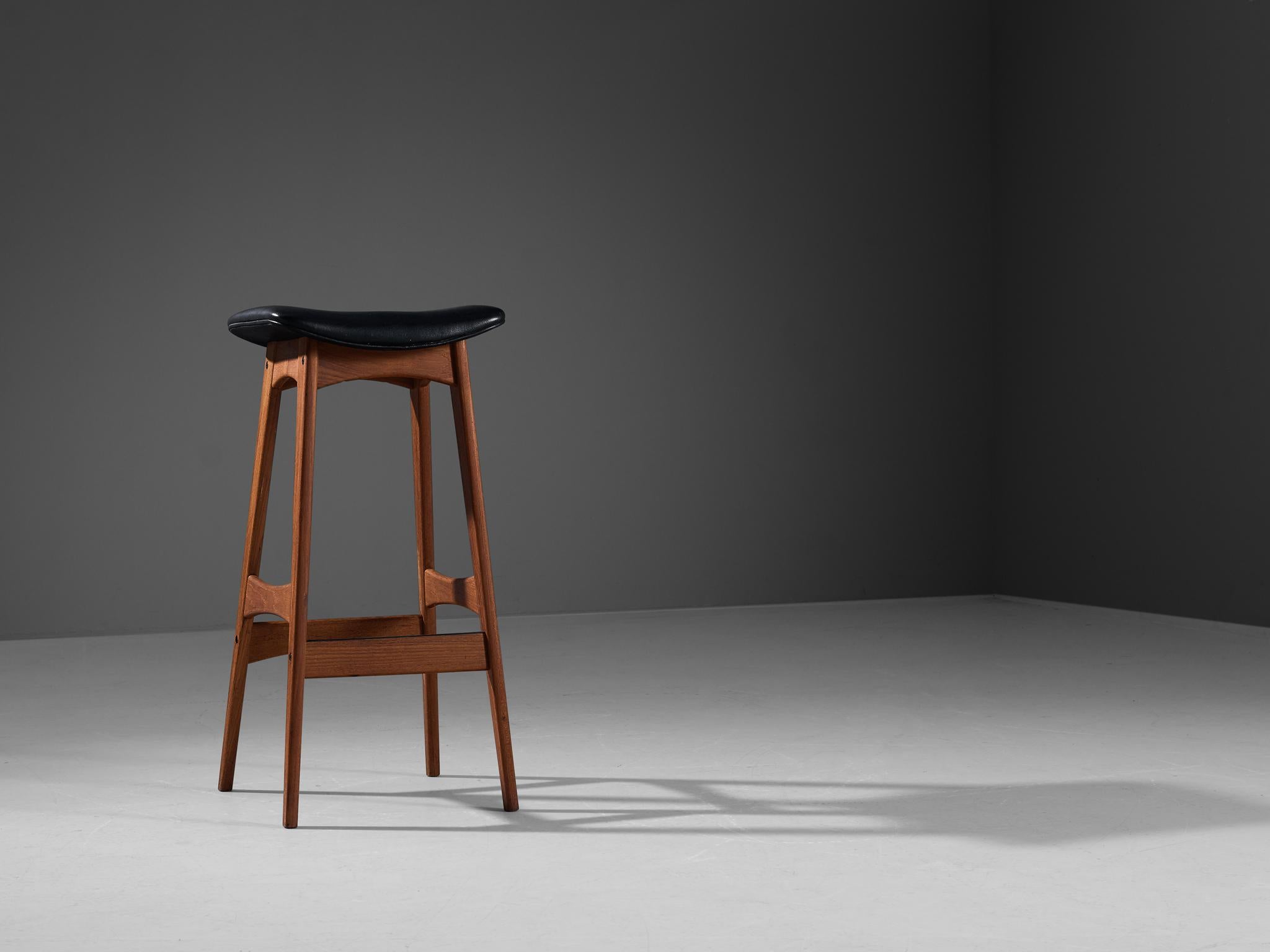 Johannes Andersen for BRDR Andersen Vejen Møbelfabrik, bar stool, teak, leather, Denmark, 1960s. 

This bar stool is designed by Danish designer Johannes Andersen and produced by BRDR Andersen Vejen Møbelfabrik in Denmark. The bar stool is