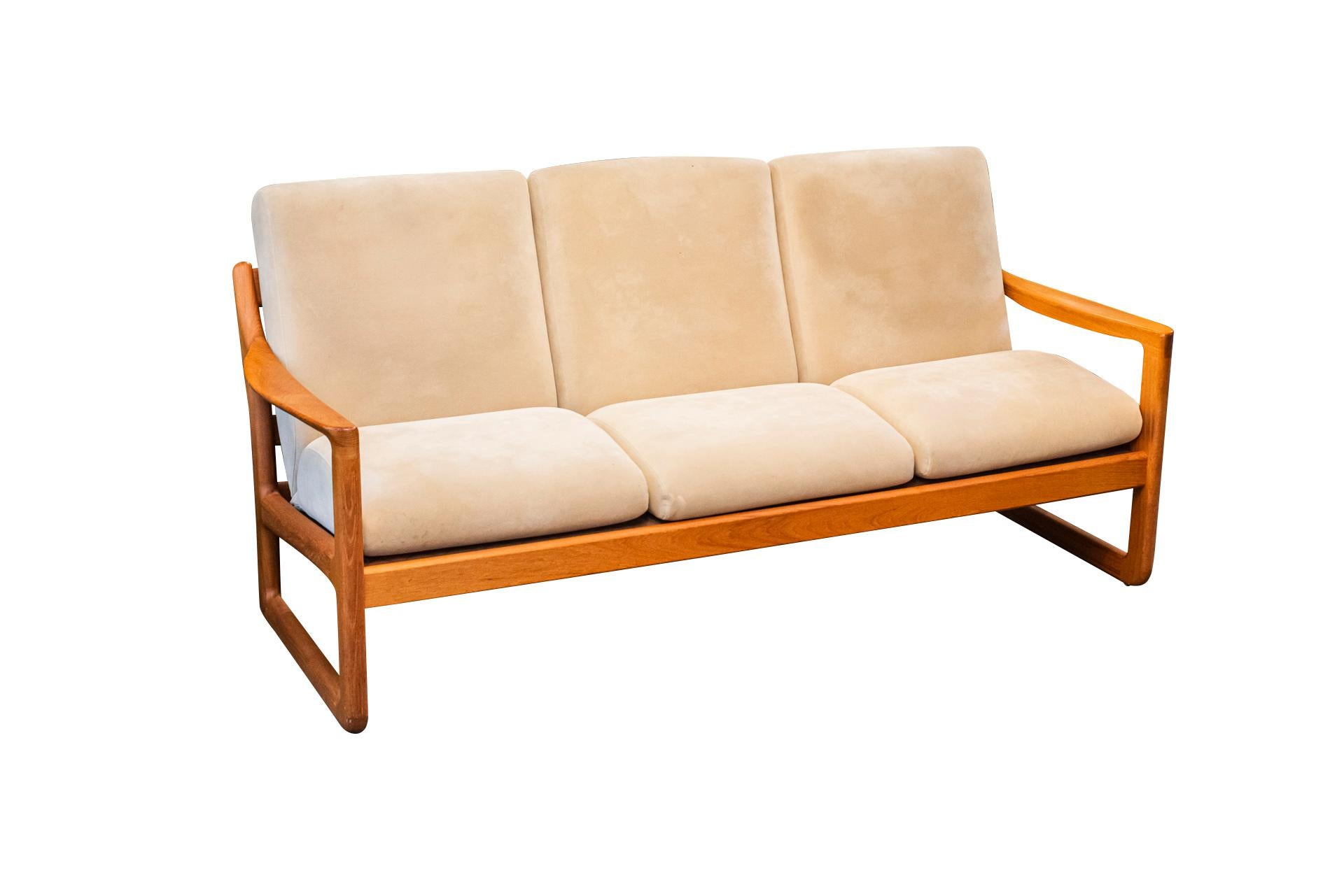 Johannes Andersen for CFC Silkeborg, three seater sofa,
Teak and beige fabric, 
Publisher label,
circa 1960, Danemark.

Measures : Height 93 cm, width 181 cm, depth 73 cm.