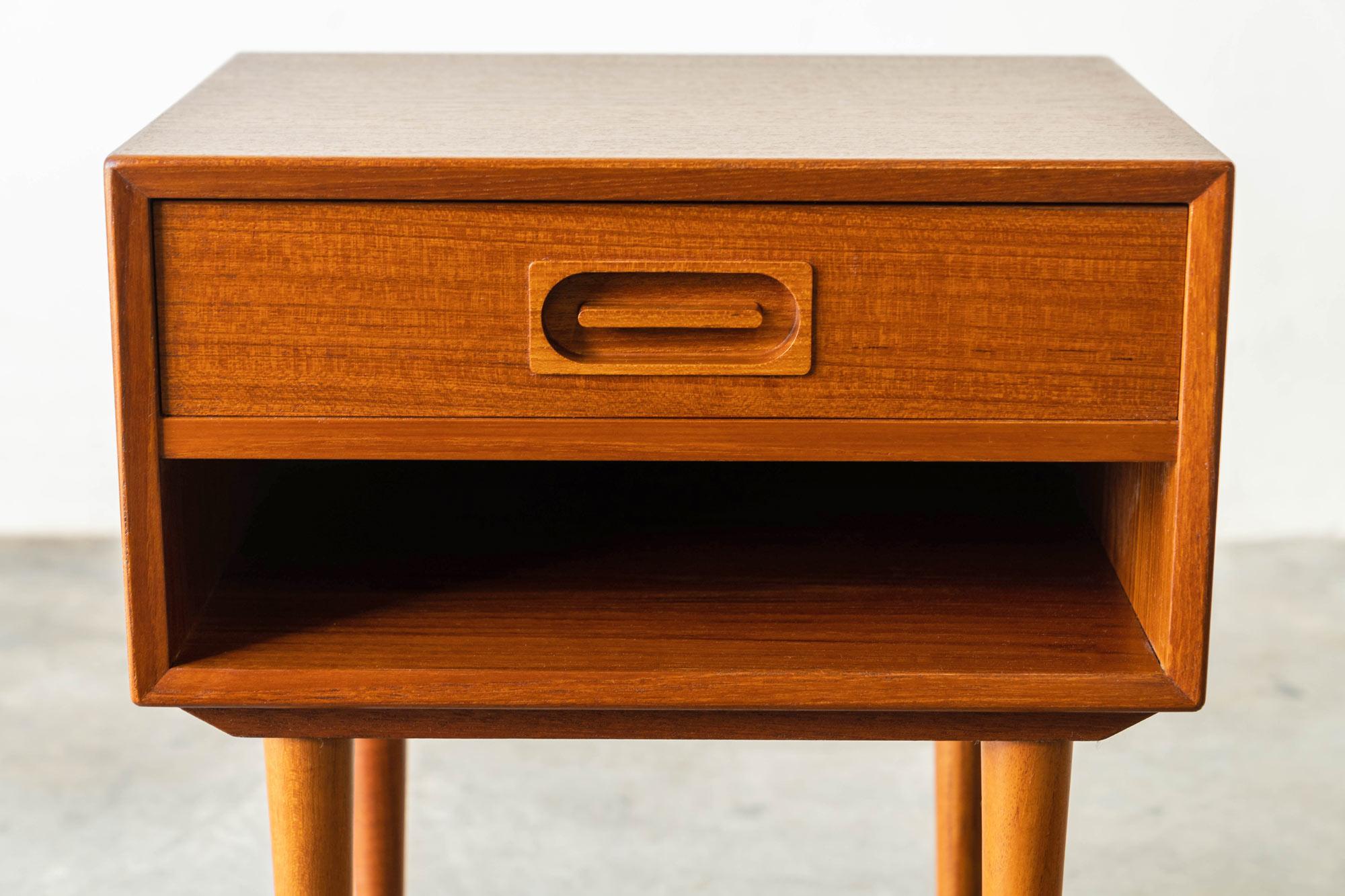 Johannes Andersen for Dyrlund Teak Nightstands 'A Pair' 4