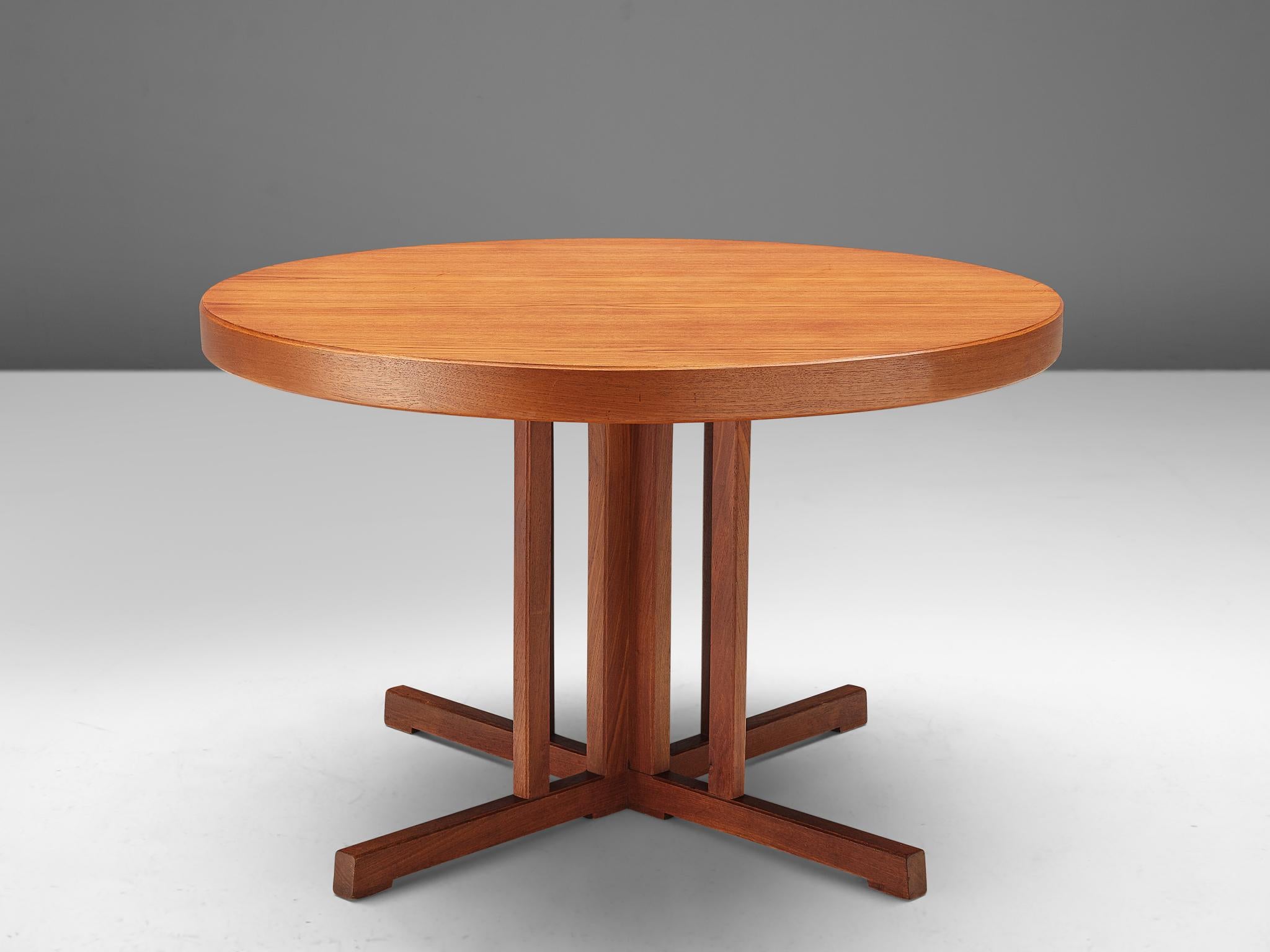 Johannes Andersen for Hans Bech, dining table, teak, Denmark, 1960s

This round dining table designed by Johannes Andersen for Hans Bech in the 1960s exemplifies Scandinavian Modern design with its reserved appearance and meticulous craftsmanship.