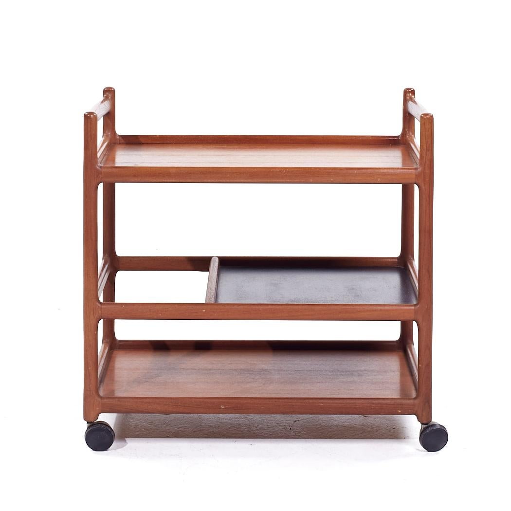 Johannes Andersen pour Silkeborg Chariot de bar danois du milieu du siècle en teck

Ce chariot de bar mesure : 29 large x 18,5 profond x 27,5 pouces de hautNous prenons nos photos dans un studio d'éclairage contrôlé pour montrer autant de détails
