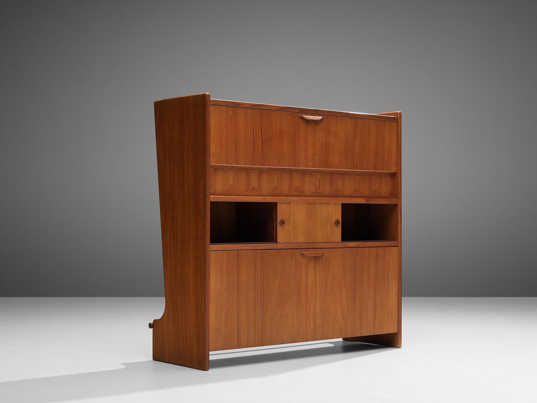 Johannes Andersen for Skaaning & Søn, bar cabinet, model 'SK661', teak, glass, brass, Denmark, 1960s

Danish designer Johannes Andersen created a functional yet decorative bar cabinet executed in teak. The closed front has a footrest whereas the