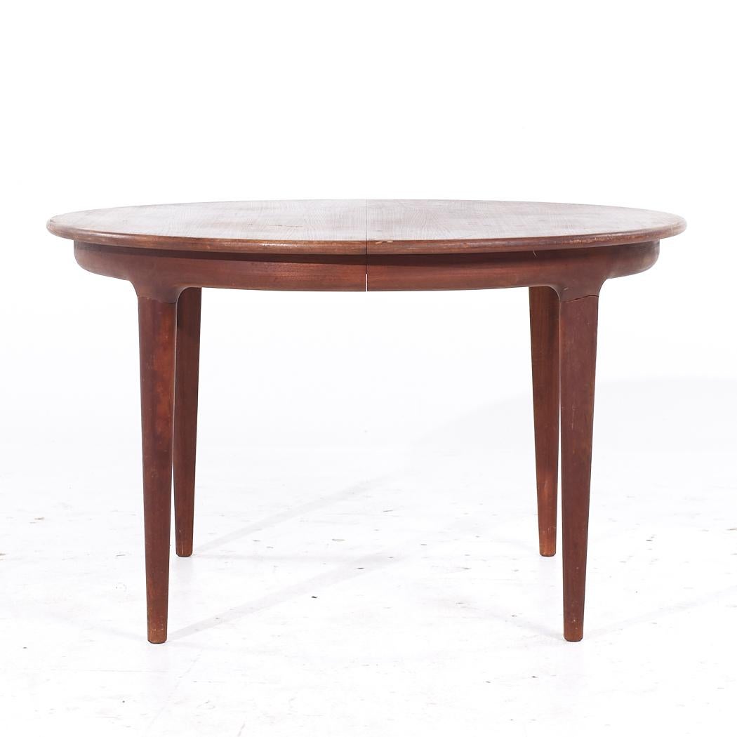 Johannes Andersen for Uldum Table de salle à manger extensible en teck danois du milieu du siècle avec 2 abattants

Cette table mesure : 47,25 de large x 47,25 de profond x 28,5 pouces de haut, avec un dégagement de chaise de 25 pouces, chaque