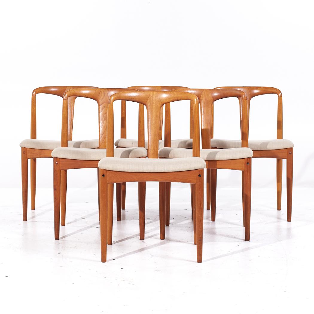 Johannes Andersen per Uldum Mobelfabrik Sedie Juliane in teak di metà secolo - Set di 6

Ogni sedia misura: 19,75 larghezza x 20 profondità x 30,75 pollici di altezza, con un'altezza della seduta/spazio libero di 18 pollici.

Tutti i mobili possono