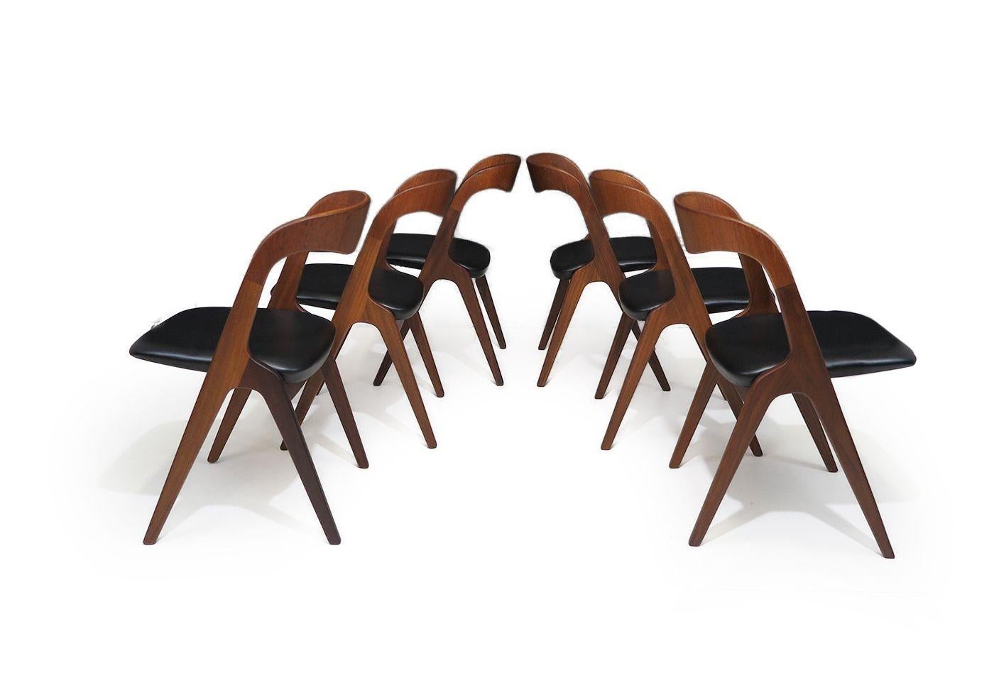 Un eccezionale set di sei sedie da pranzo di metà secolo di Johannes Andersen per Vamo Møbelfabrik, Danimarca, 1957. Realizzata meticolosamente a mano con una sapiente falegnameria, presenta una scultorea struttura in teak con uno schienale