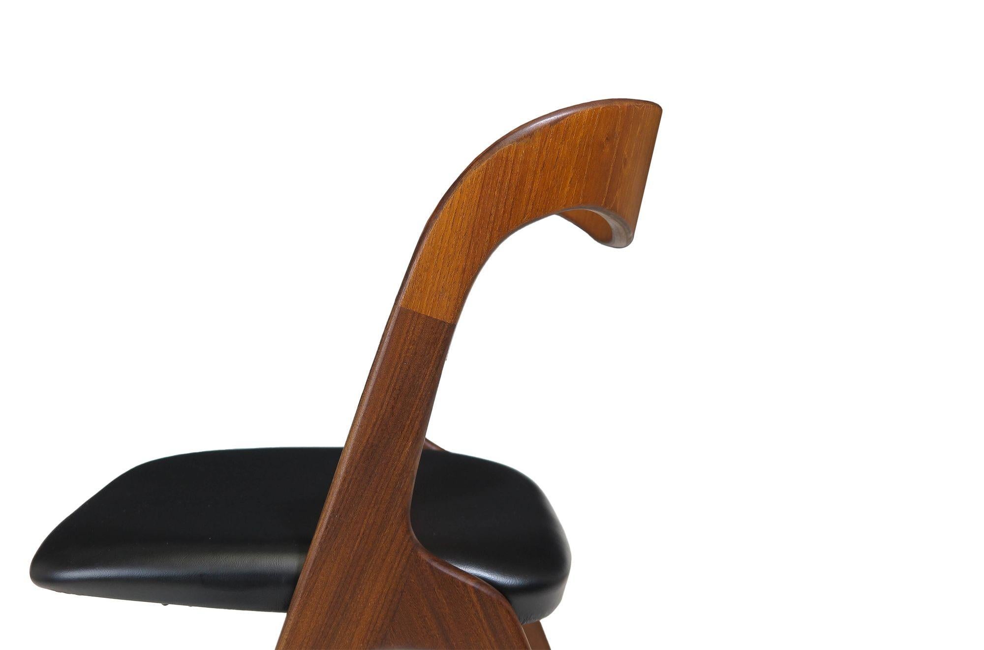 XX secolo Sedie da pranzo in teak di Johannes Andersen per Vamo Sønderborg, perfettamente restaurate in vendita