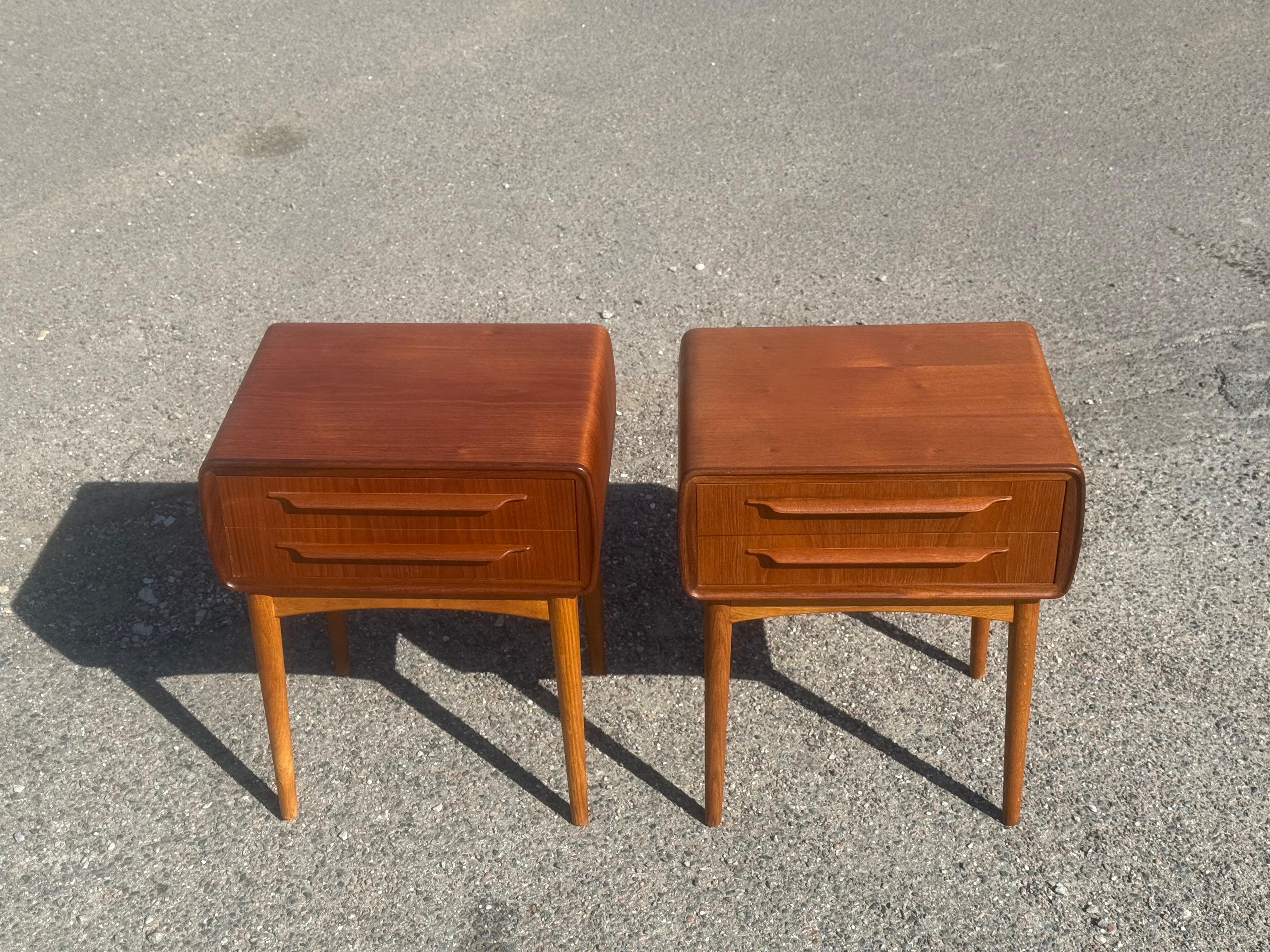 Tables de nuit iconiques de Johannes Andersen en teck avec pieds en chêne des années 1960. en vente 4