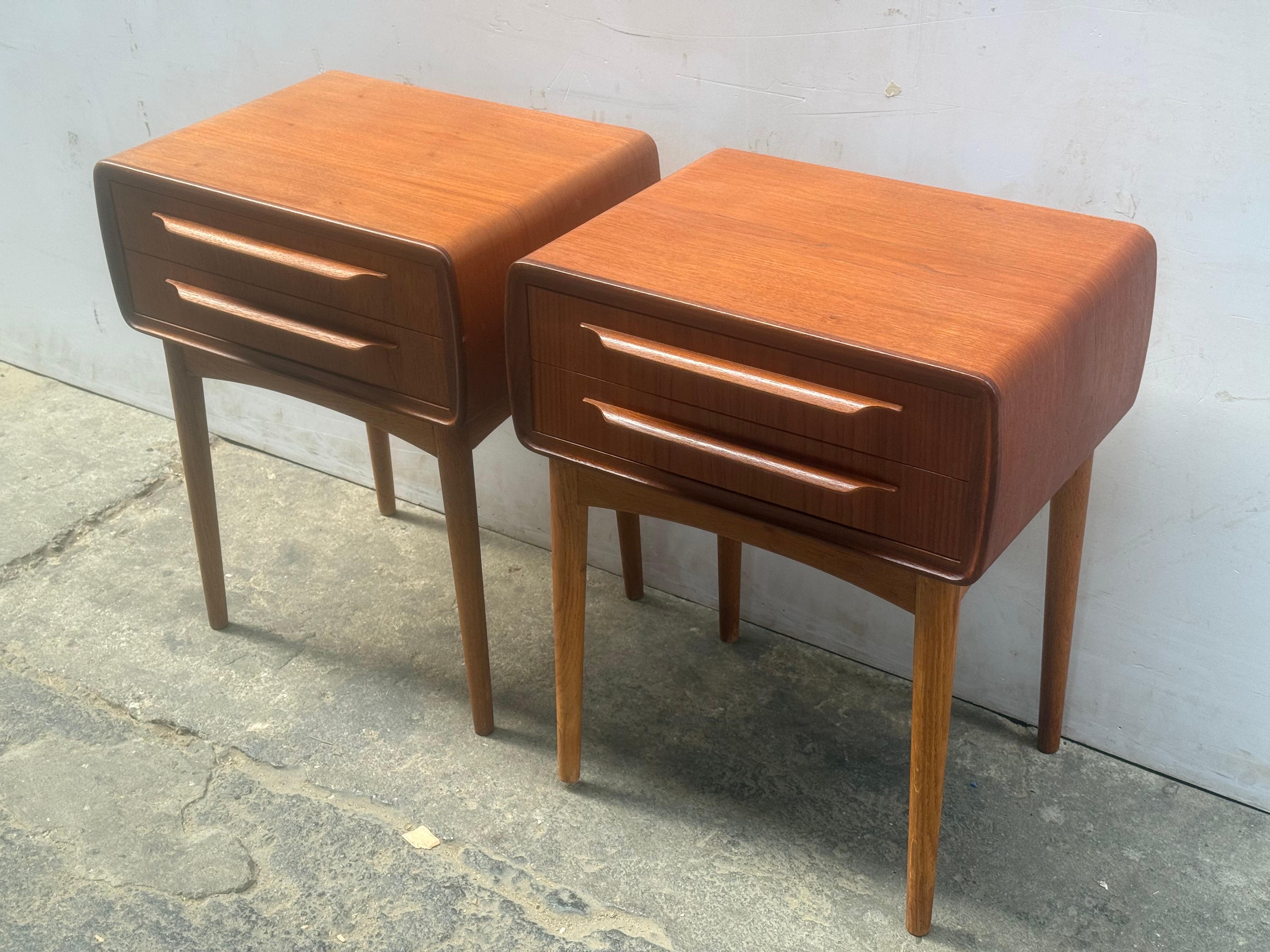 Superbe ensemble de tables de nuit du célèbre designer danois Johannes Andersen. Fabriquées en teck riche avec un cadre en teck assorti, ces élégantes tables de nuit de forme cubique comportent deux tiroirs accentués par des bords moulés pour une