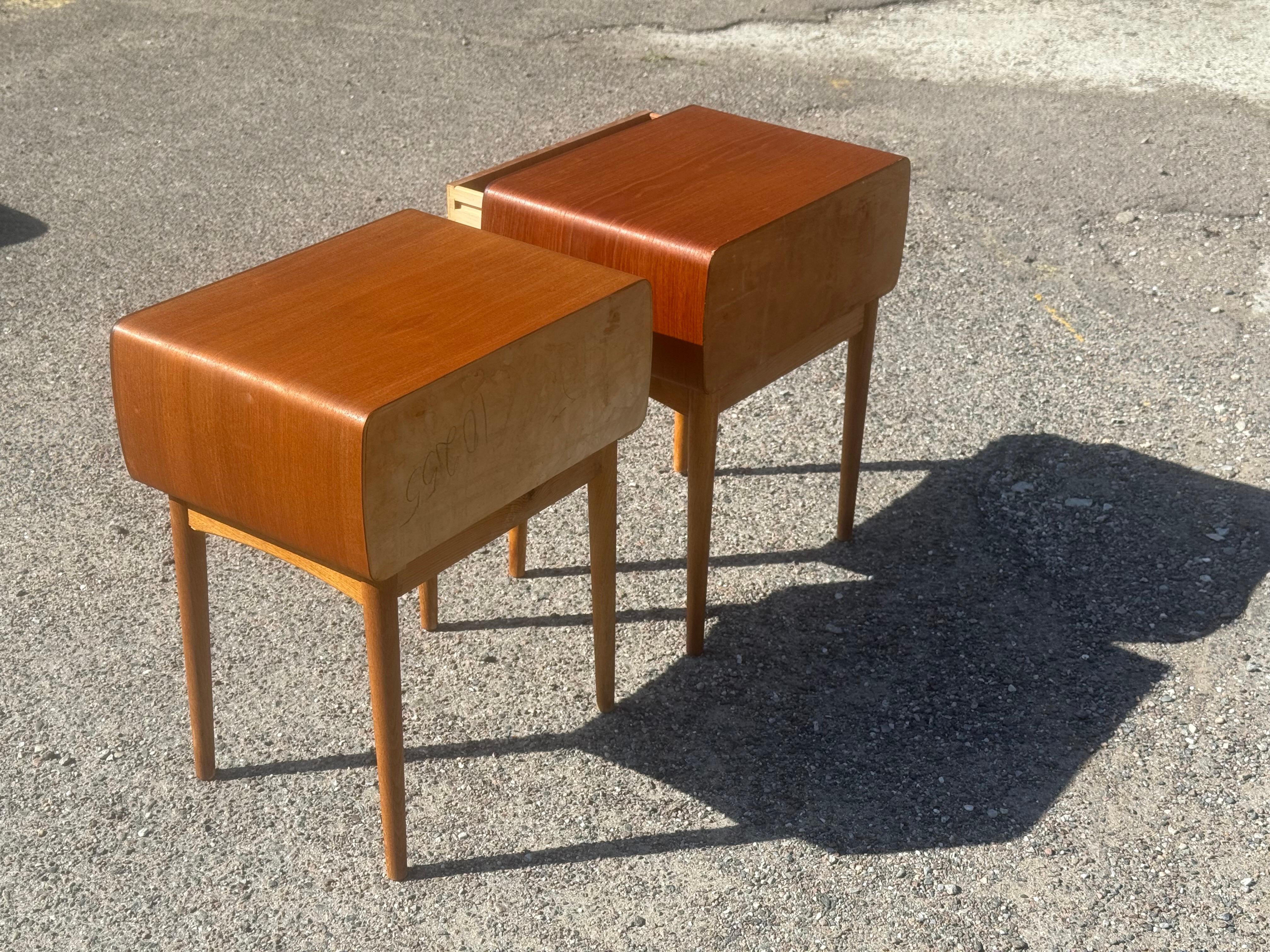 Mid-Century Modern Tables de nuit iconiques de Johannes Andersen en teck avec pieds en chêne des années 1960. en vente