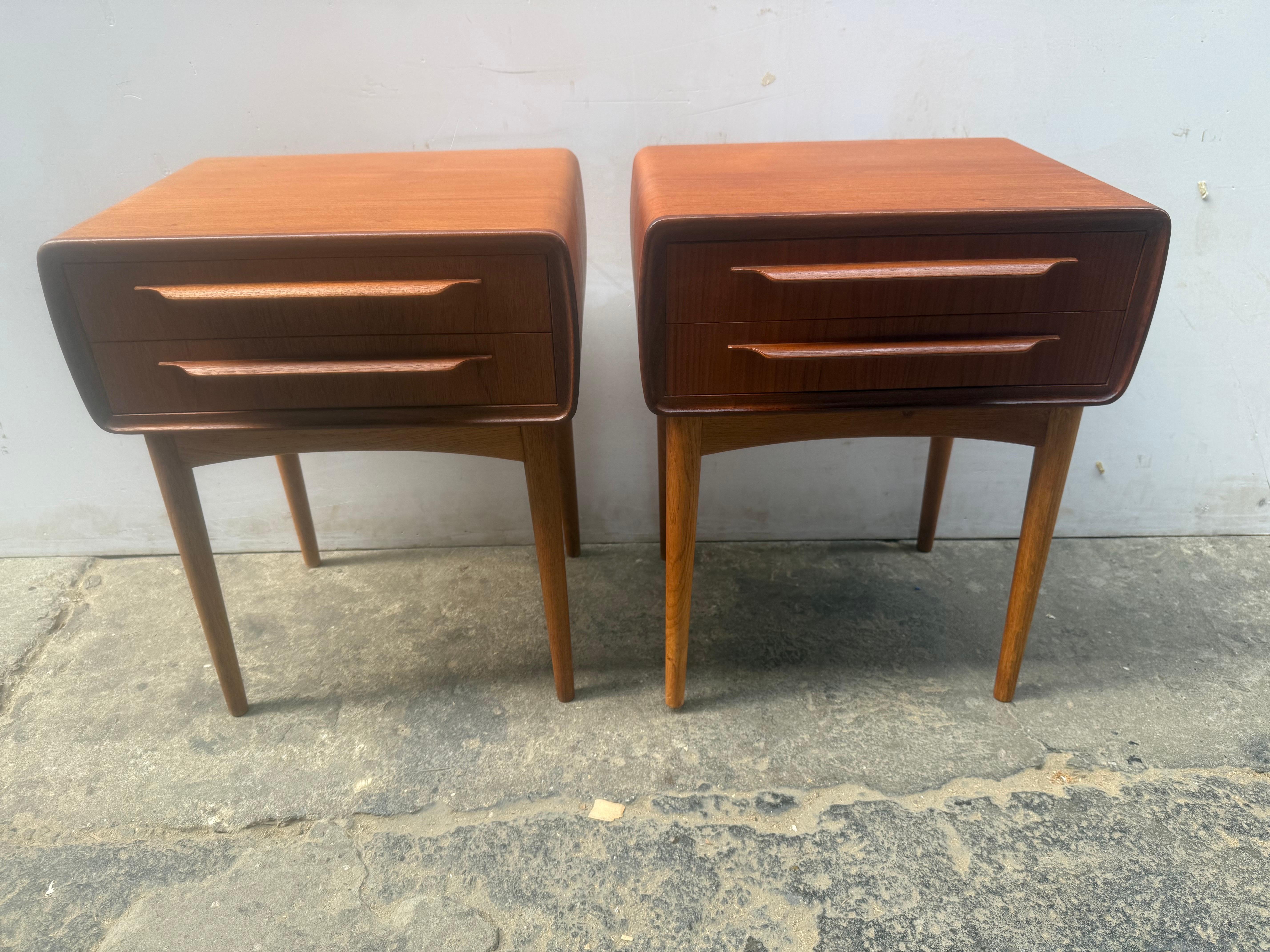 Danois Tables de nuit iconiques de Johannes Andersen en teck avec pieds en chêne des années 1960. en vente