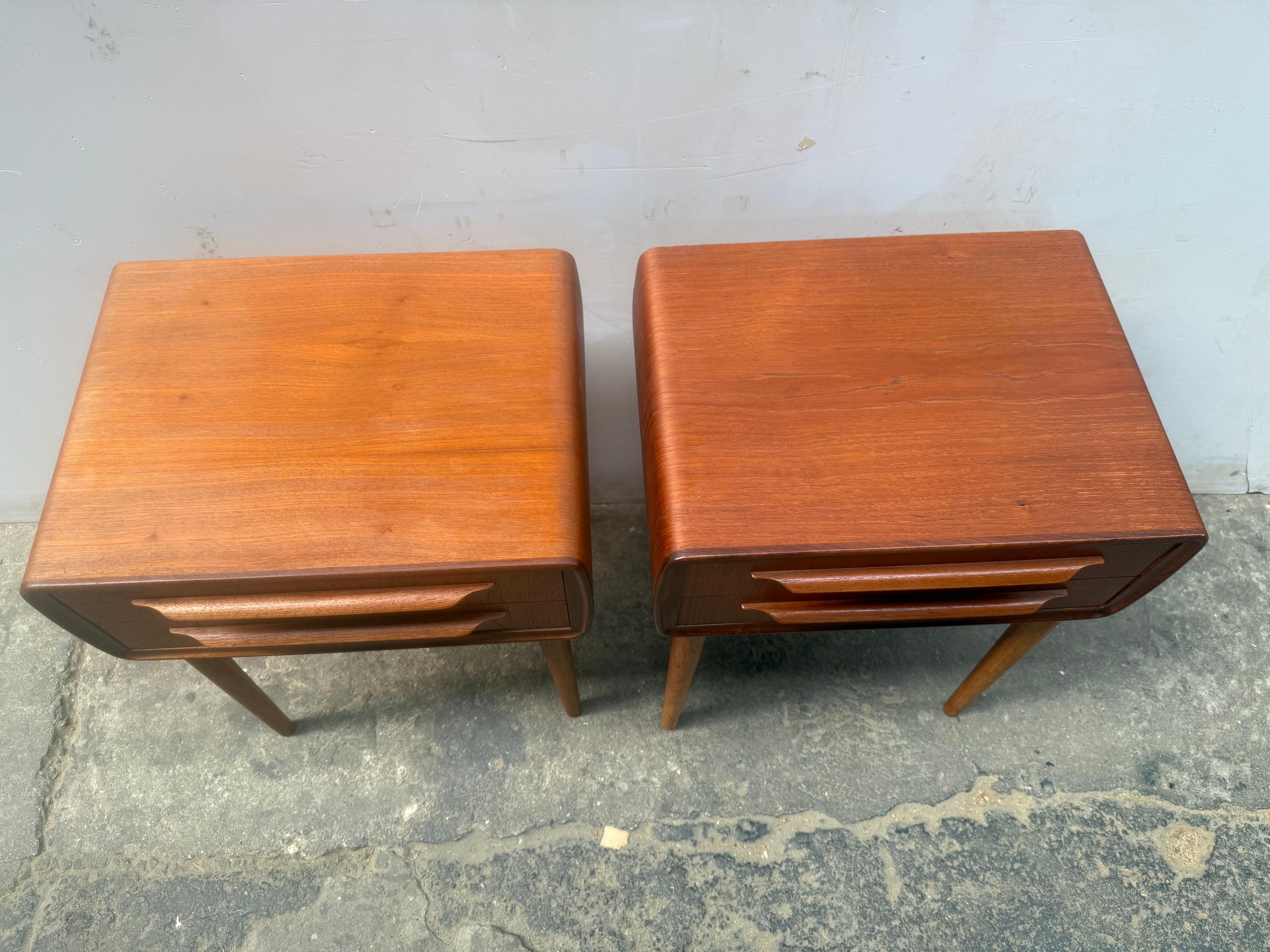 Tables de nuit iconiques de Johannes Andersen en teck avec pieds en chêne des années 1960. Bon état - En vente à Copenhagen, DK