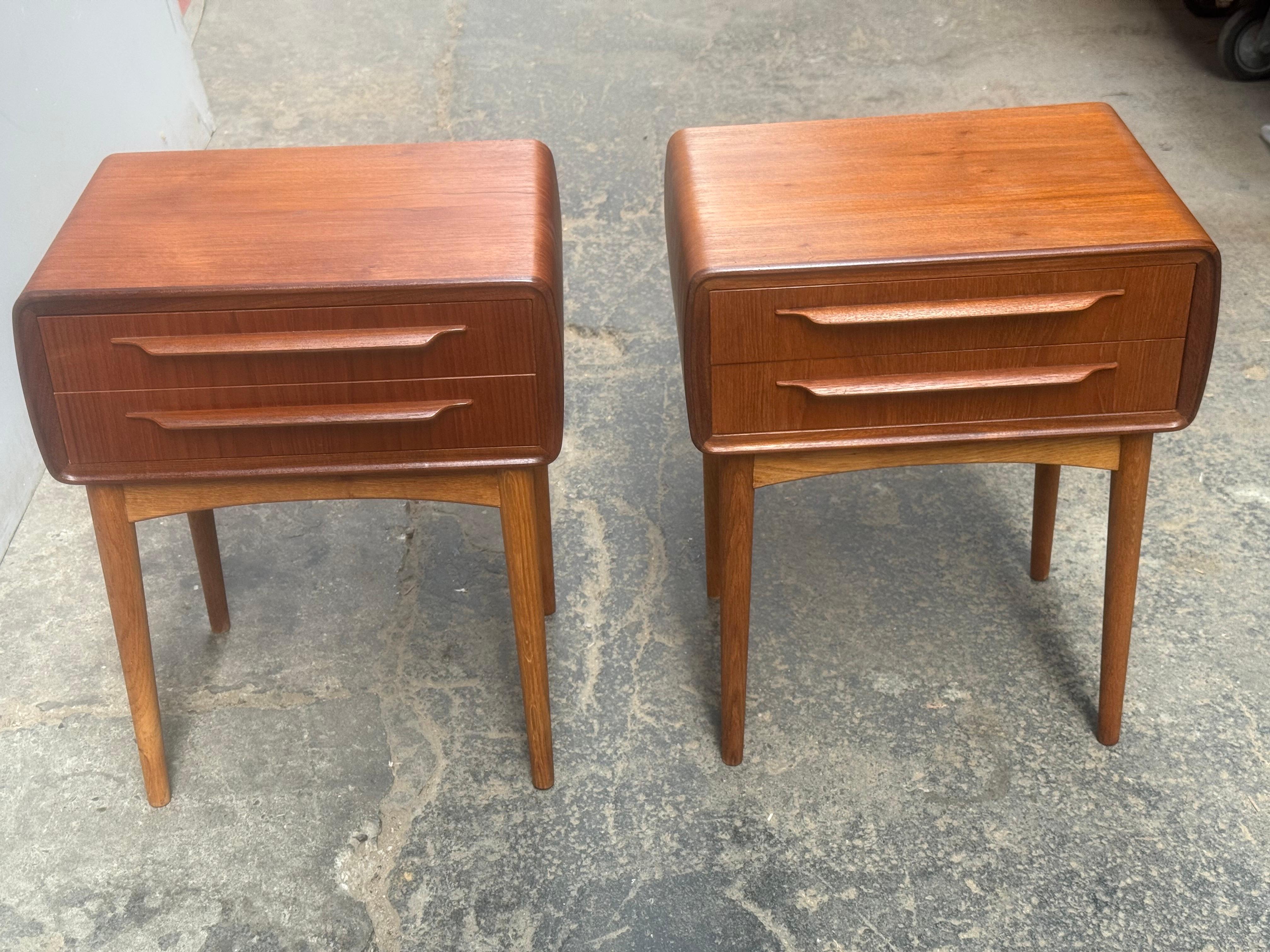 Teck Tables de nuit iconiques de Johannes Andersen en teck avec pieds en chêne des années 1960. en vente