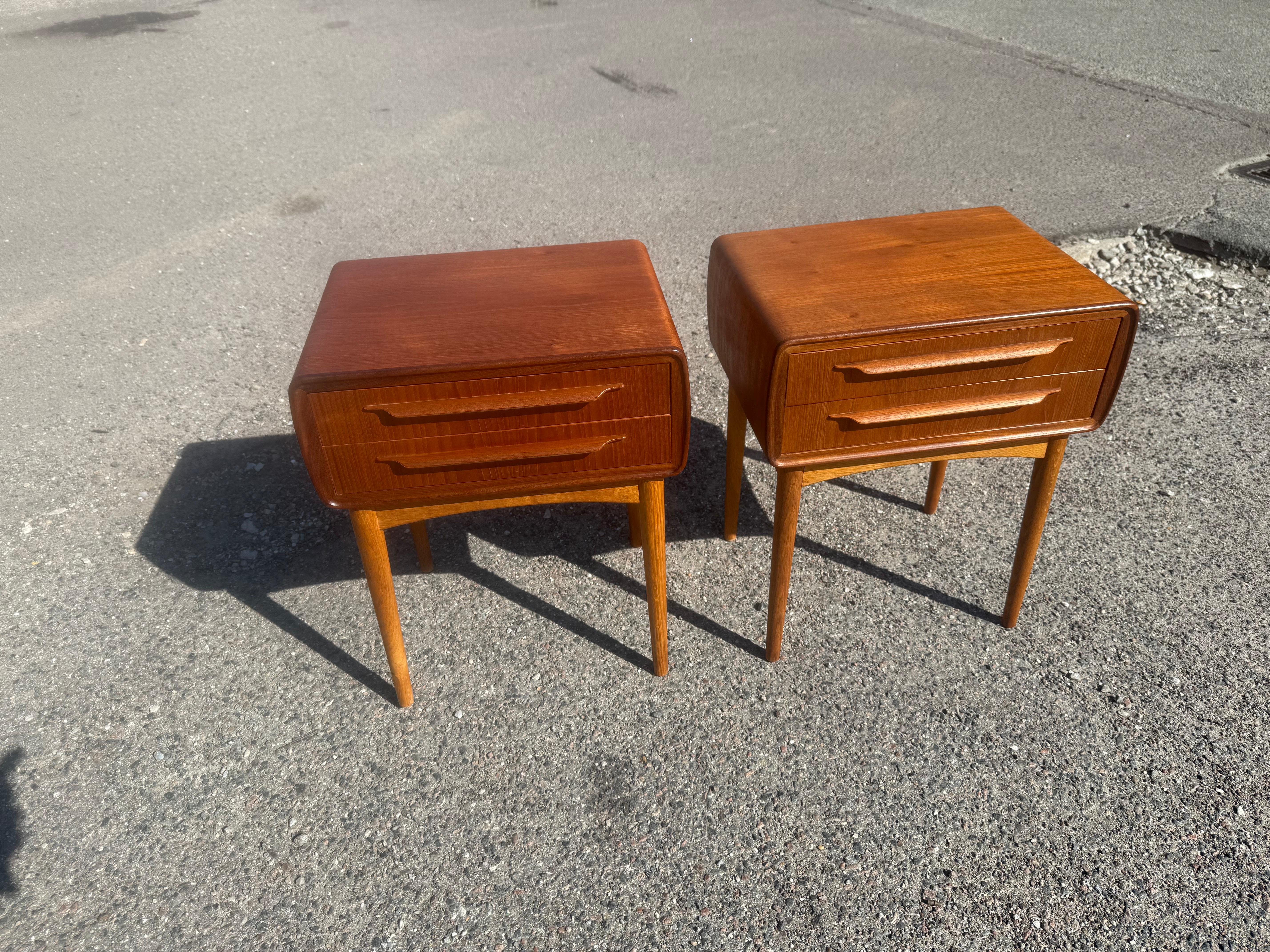 Tables de nuit iconiques de Johannes Andersen en teck avec pieds en chêne des années 1960. en vente 1