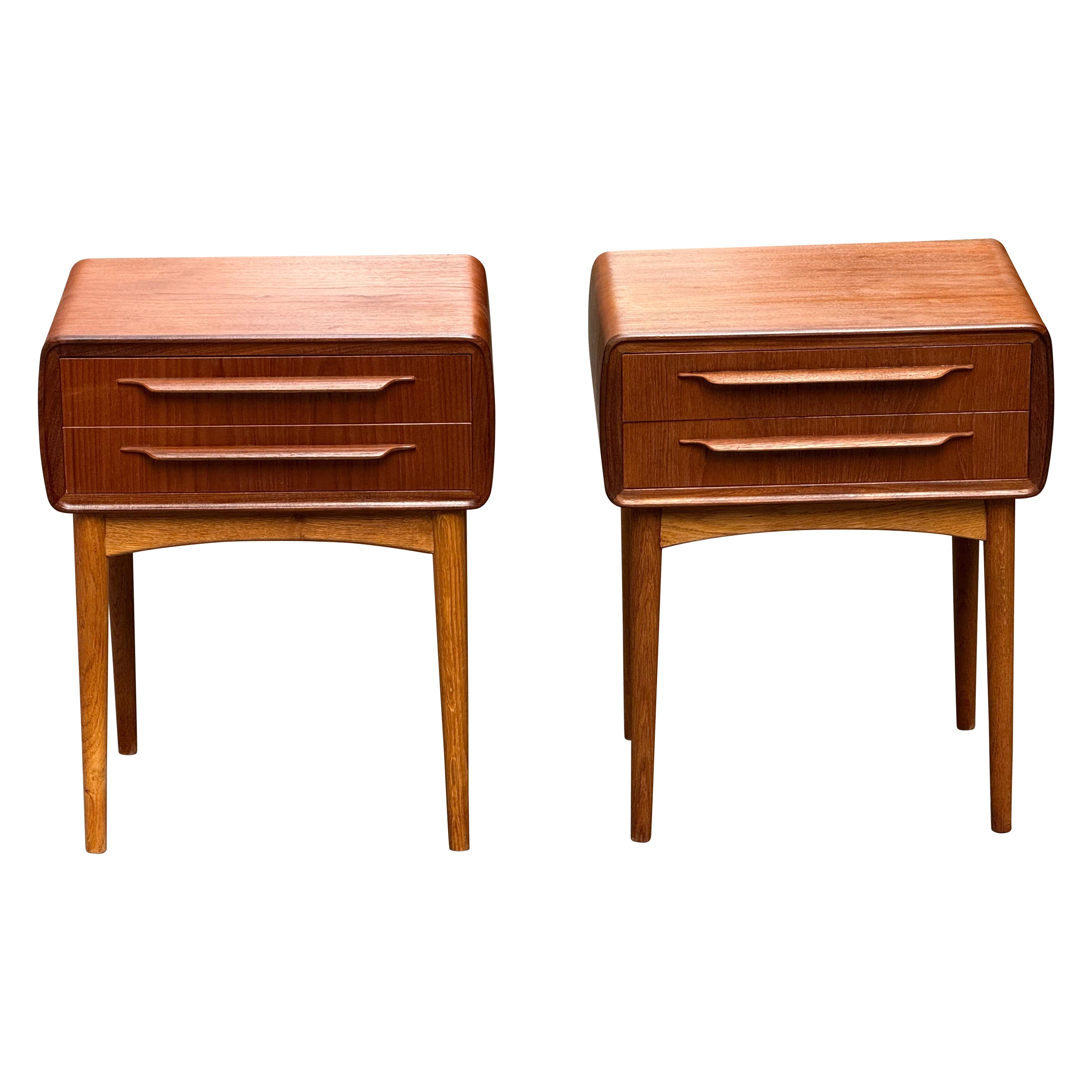 Tables de nuit iconiques de Johannes Andersen en teck avec pieds en chêne des années 1960.