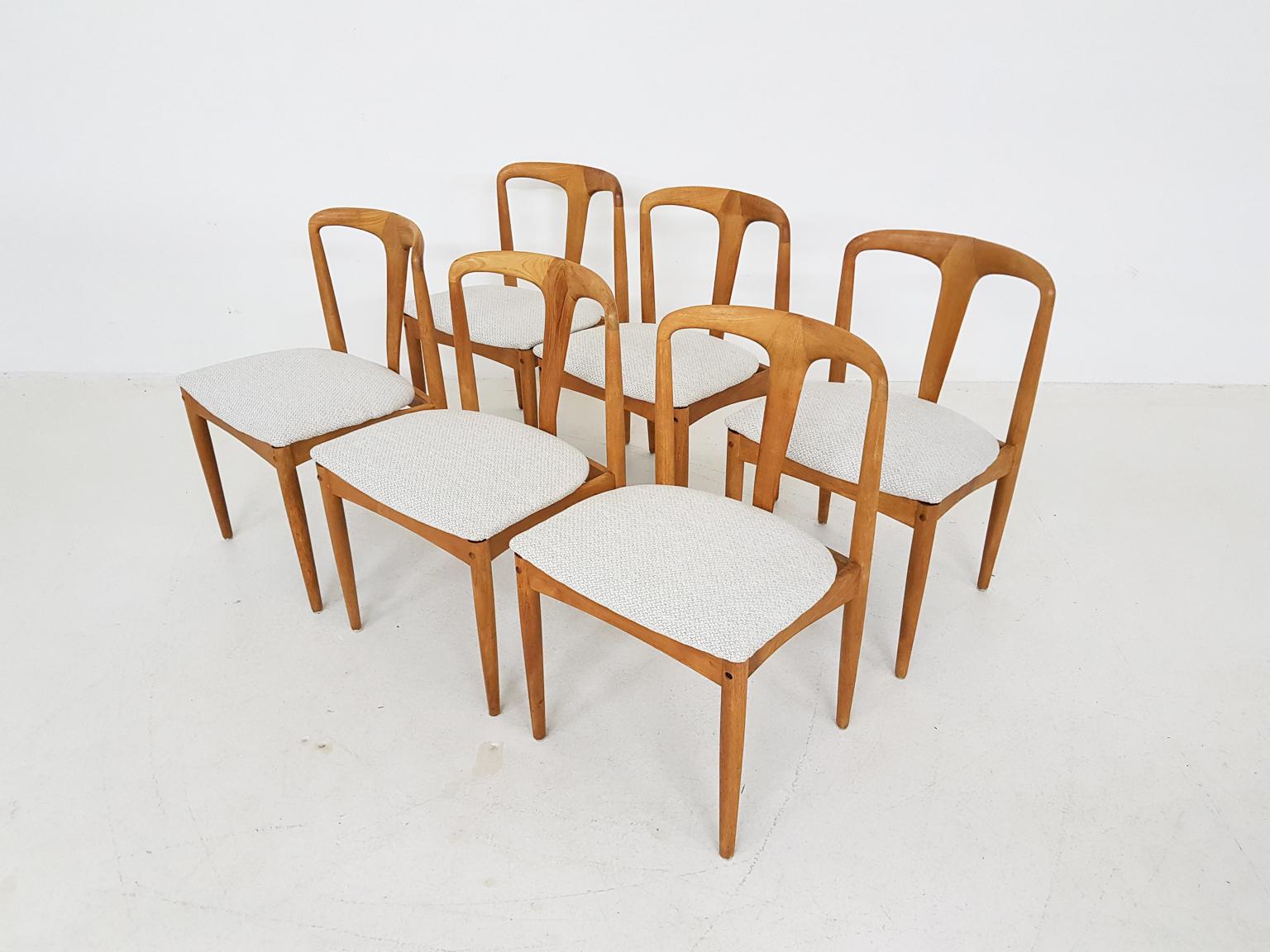 Set of six Danish design dining chairs made of oak and designed by Johannes Andersen. The chairs are produced by Uldum Möbelfabrik in Denmark in the 1950s. The chairs have new off-white upholstery.

Pure craftsmanship as they only the Danish could