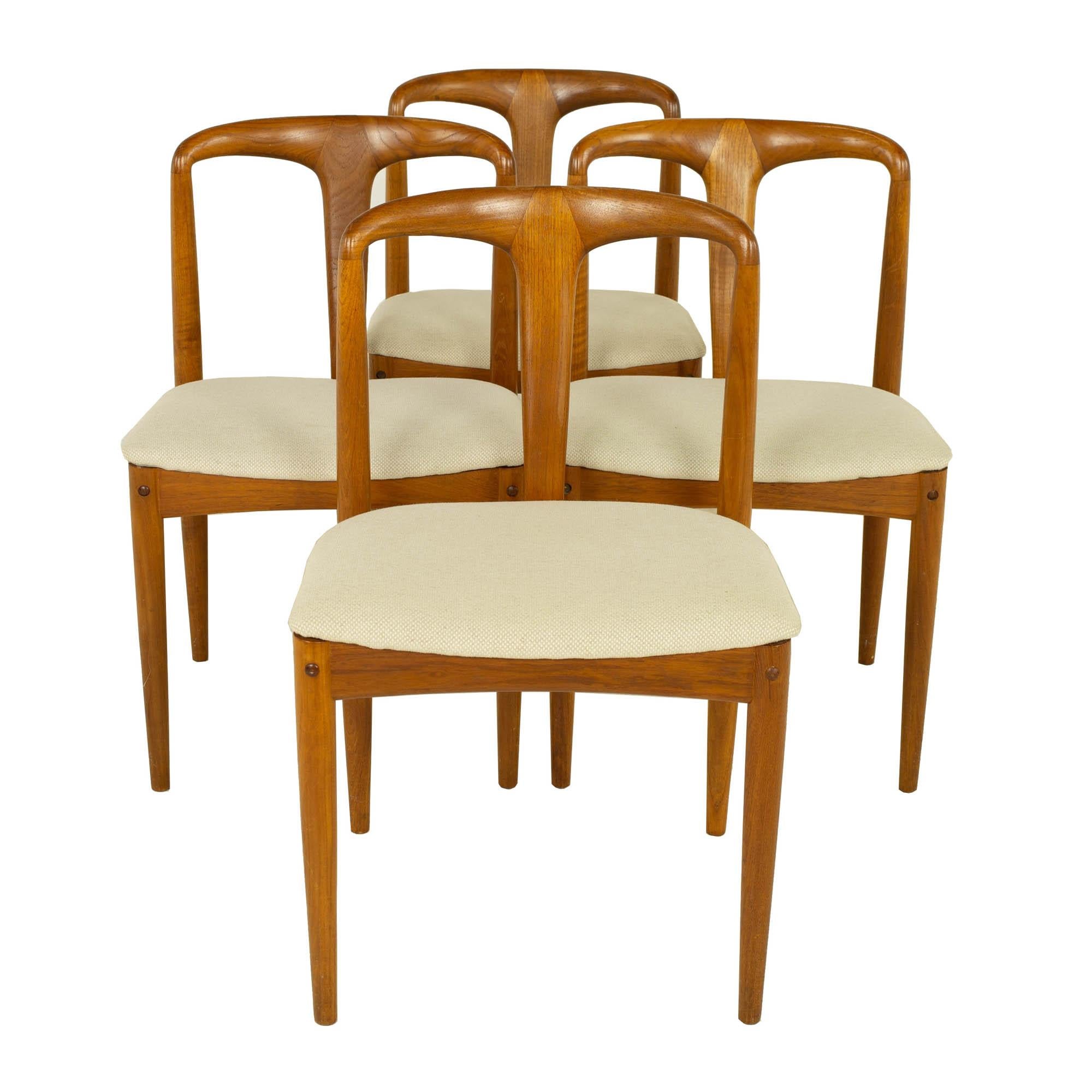 Johannes Andersen Juliane Style D-Scan mid century teak dining chairs - set of 4

These chairs measure: 19.5 wide x 19.25 deep x 31 inches high, with a seat height of 18 inches

All pieces of furniture can be had in what we call restored vintage