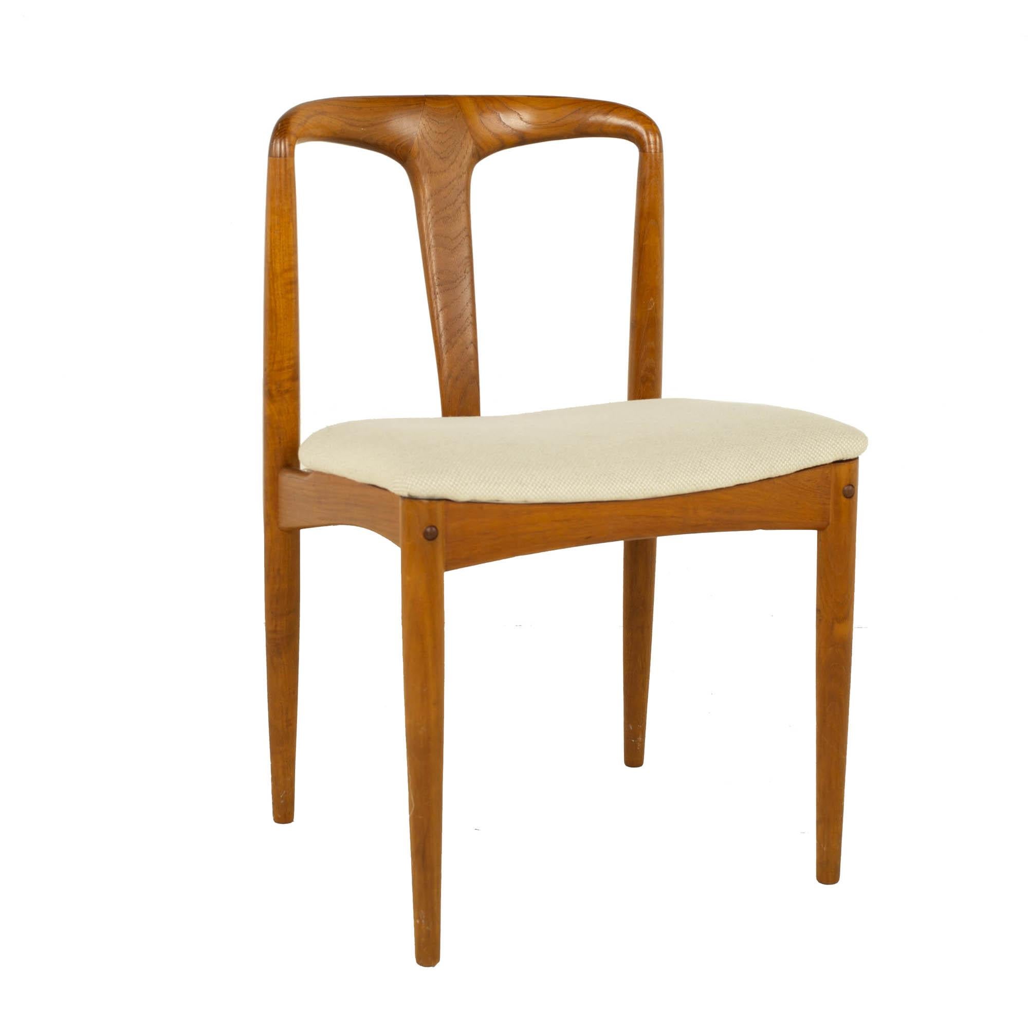 Johannes Andersen Juliane Style D-Scan Mid Century Teak Dining Chairs, Set of 4 In Good Condition In Countryside, IL