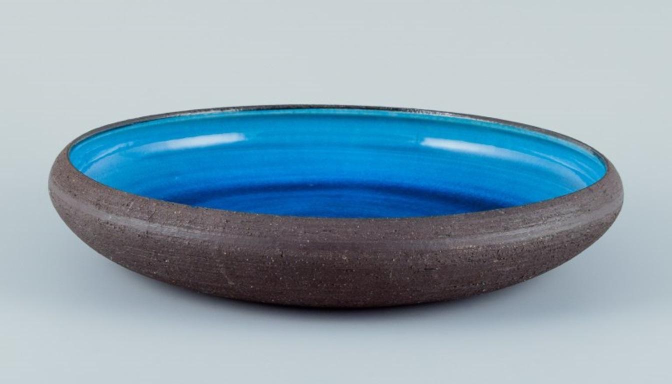 Johannes Andersen, Danish ceramic artist. 
Large unique ceramic bowl in the style of Kähler. Handmade.
Turquoise glaze.
Approximately from the 1970s.
In perfect condition with natural cracks.
Marked with artist's monogram and Denmark.
Dimensions: