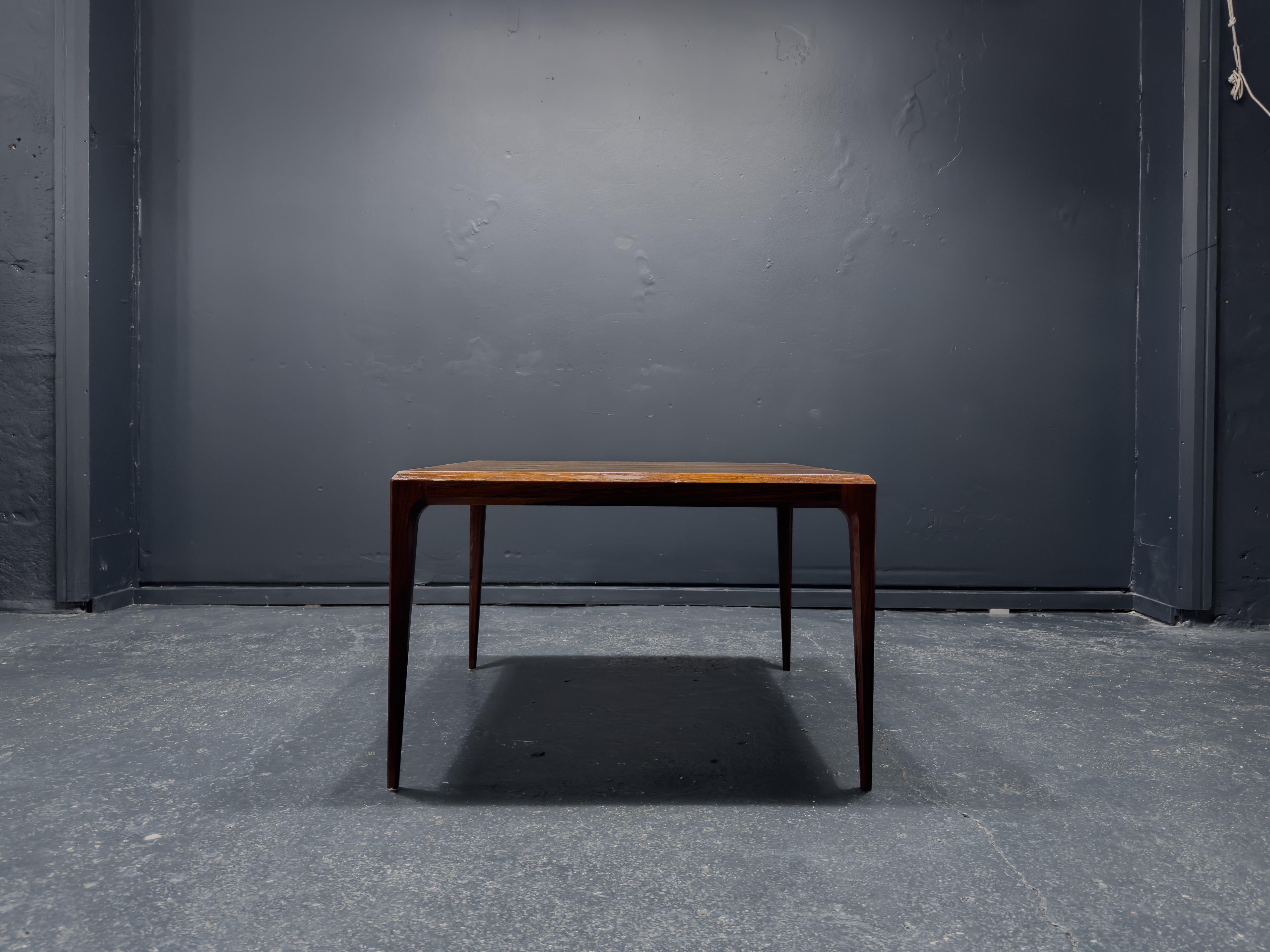 Fabricada por CFC Silkeborg en Dinamarca hacia 1960, esta excelente mesa de madera noble fue diseñada por Johannes Andersen. Centrándose en la practicidad y la conservación del espacio, los diseños de Andersen son considerados y funcionales, y esta