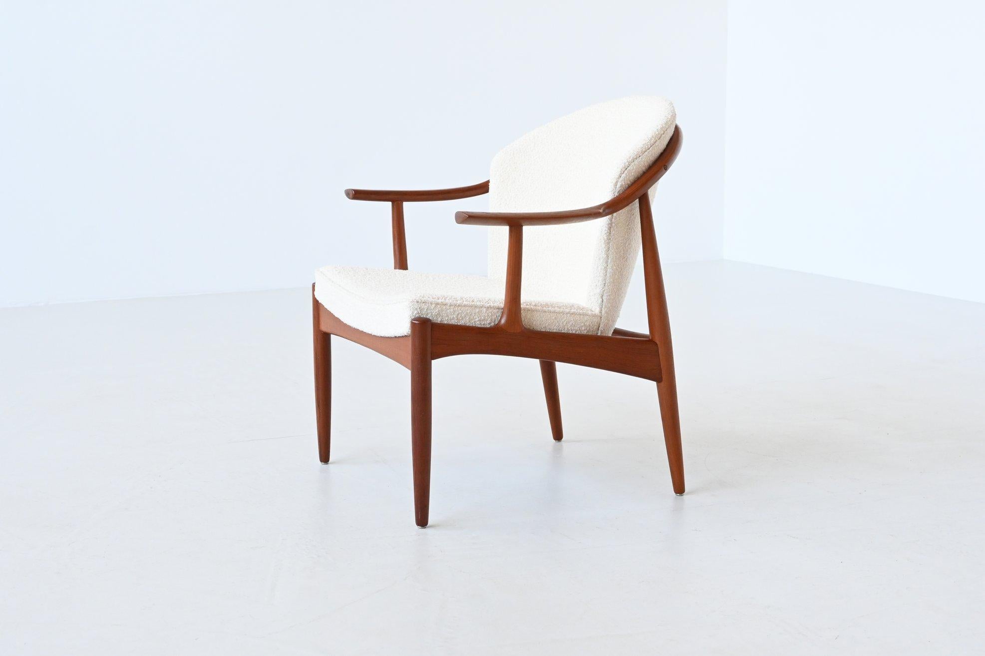 Magnifique et rare chaise de salon conçue par Johannes Andersen pour CFC Silkeborg, Danemark 1960. Cette chaise de salon sculpturale est dotée d'un cadre en bois de teck massif et a été récemment recouverte d'un tissu bouclé Bisson Bruneel de haute