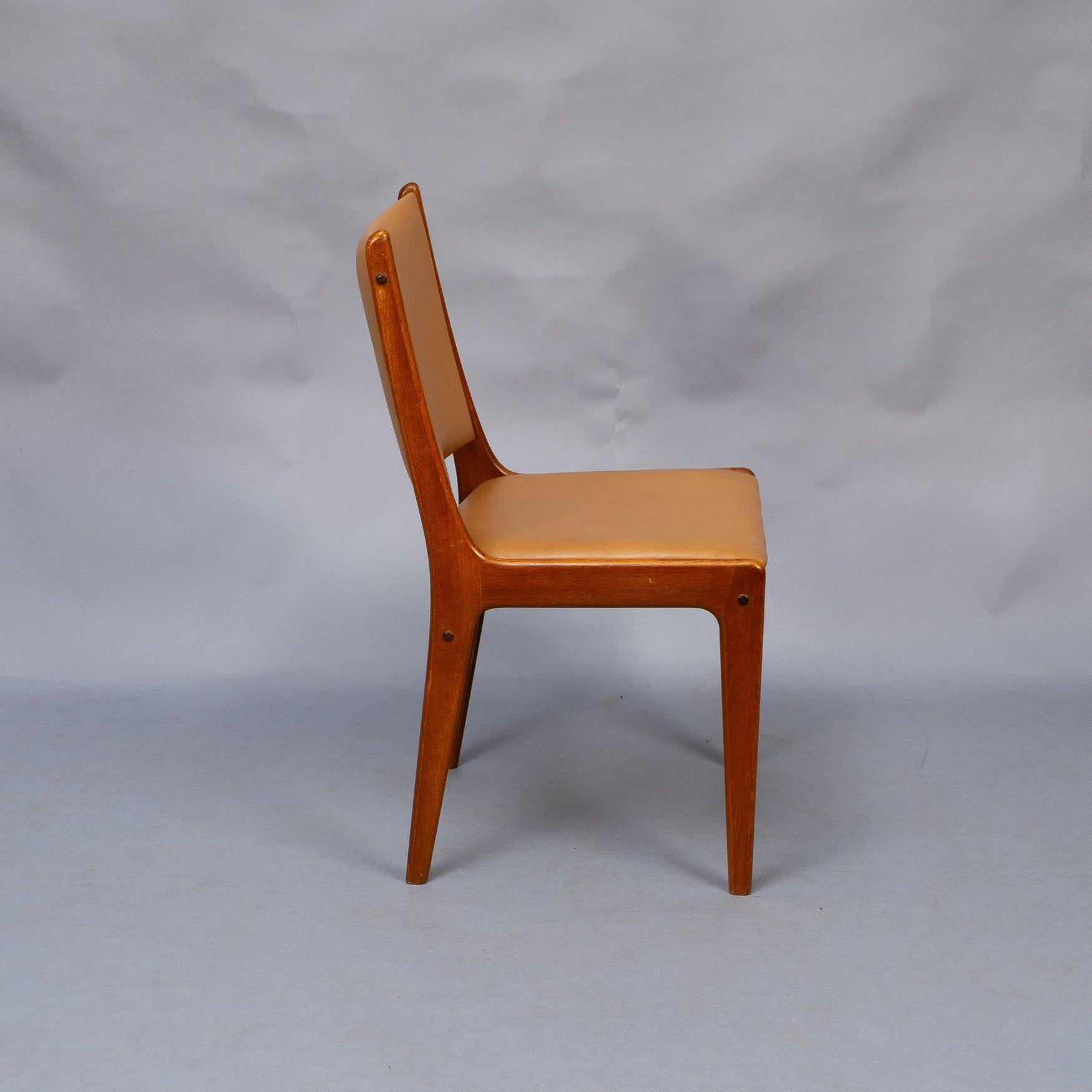 Johannes Andersen Made by Uldum Møbler, Denmark. Set of Eight Dining Chairs For Sale 3