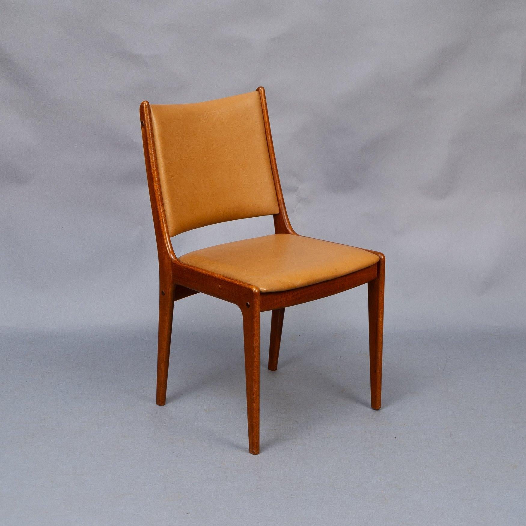 Johannes Andersen Made by Uldum Møbler, Denmark. Set of Eight Dining Chairs For Sale 4
