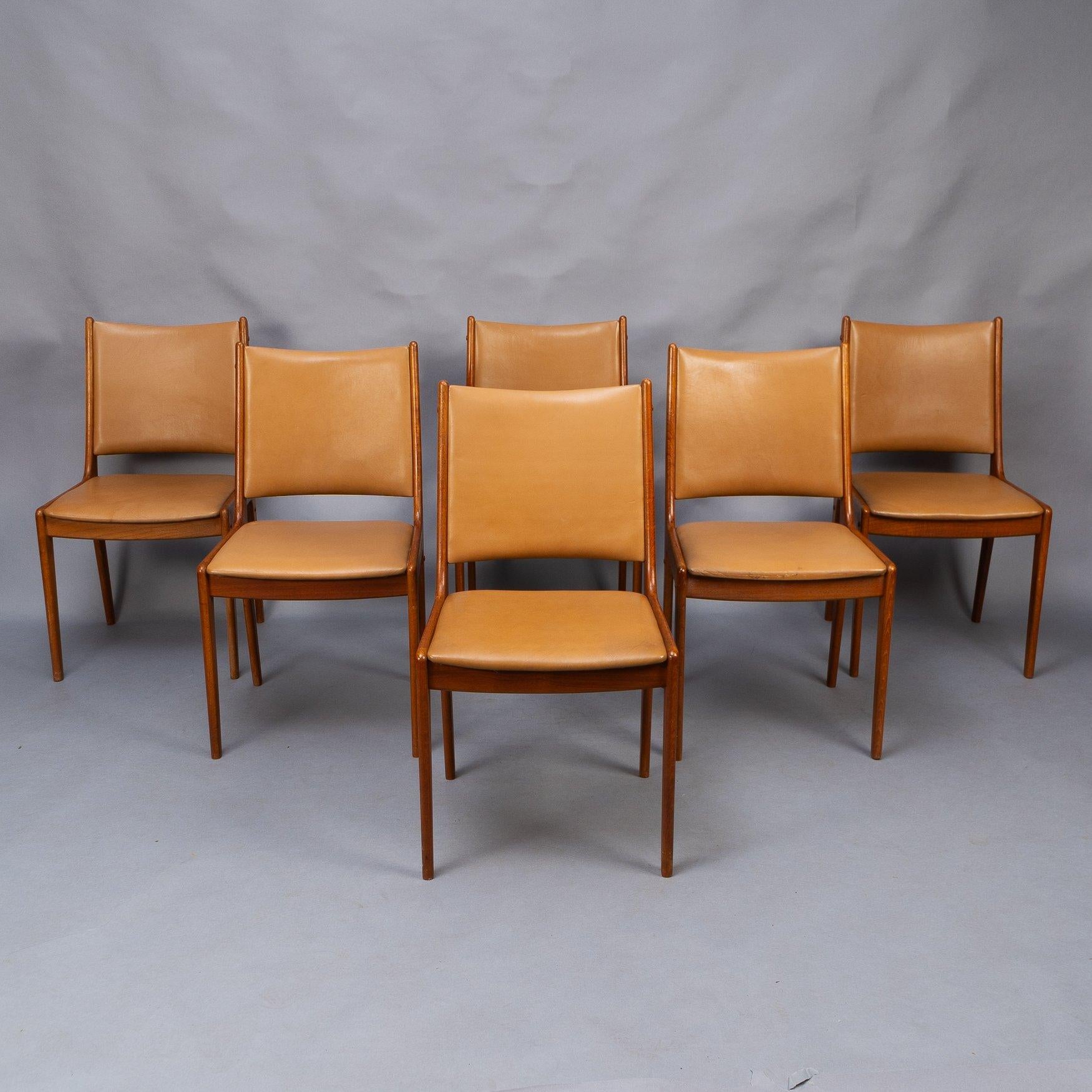 Johannes Andersen made by Uldum Møbler, Denmark
Set of eight dining chairs with a sculptural style about them, consisting of six dining chairs and two original armchairs. The armchairs are scarce and quite hard to find, all with original leather