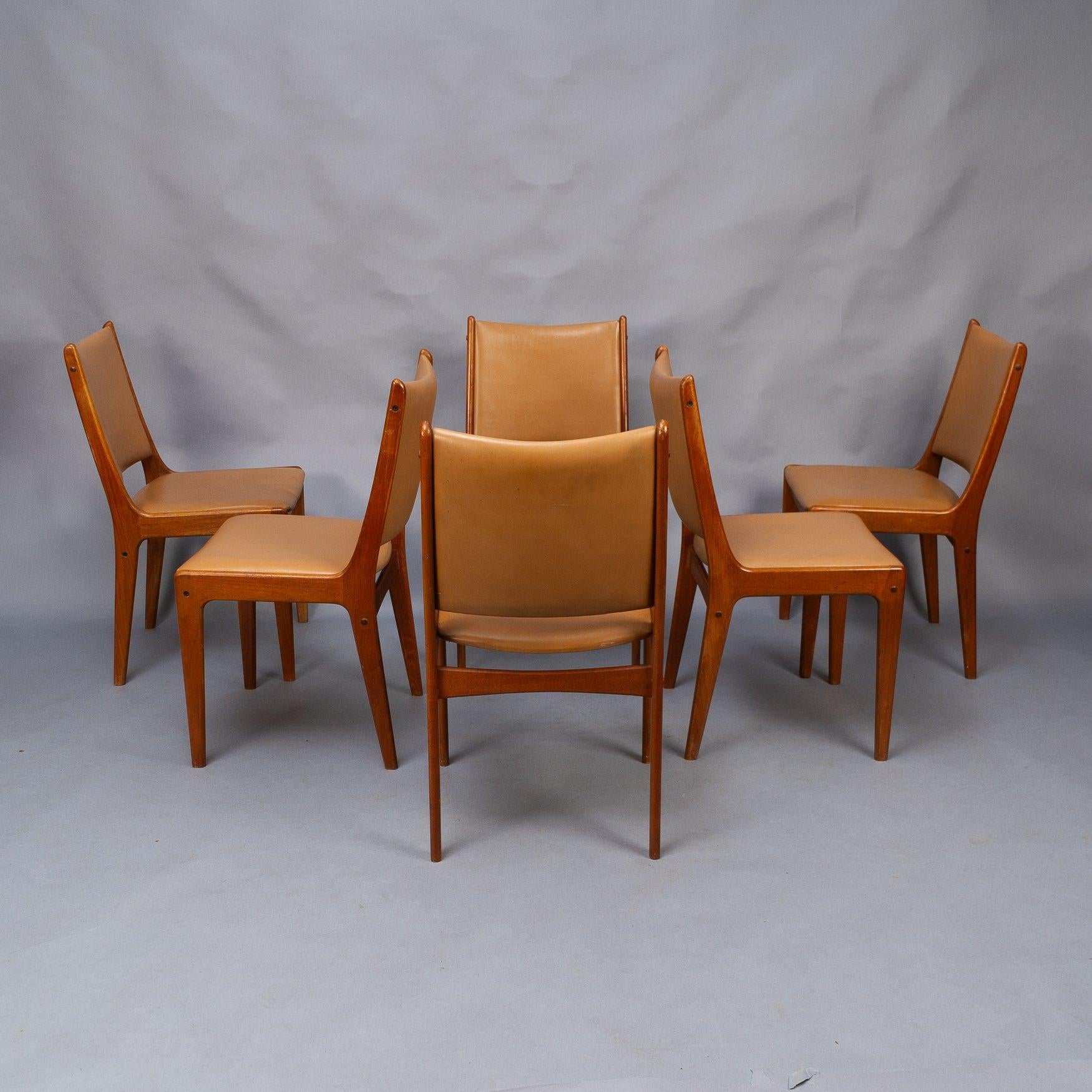 Mid-Century Modern Johannes Andersen Made by Uldum Møbler, Denmark. Set of Eight Dining Chairs For Sale