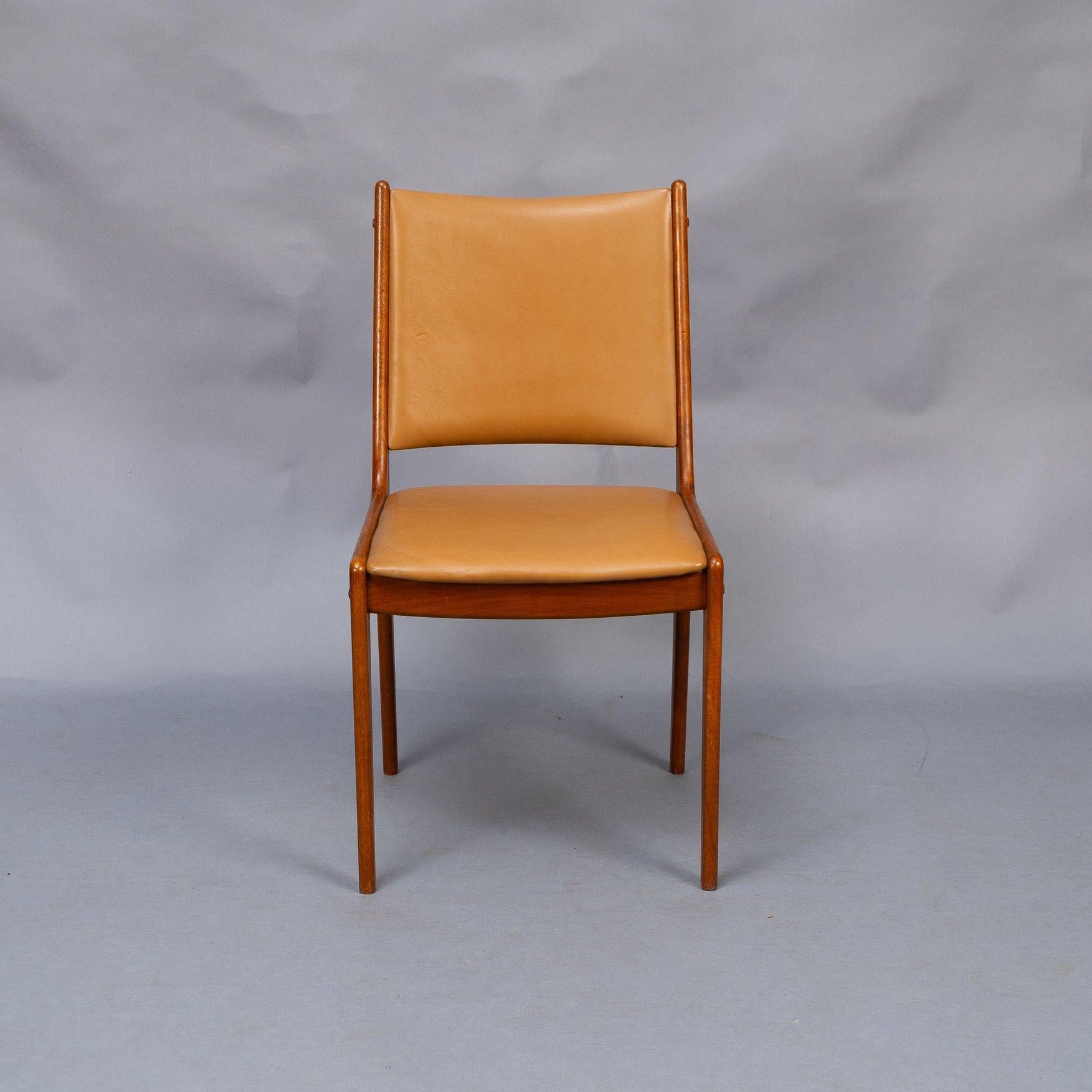 Hand-Crafted Johannes Andersen Made by Uldum Møbler, Denmark. Set of Eight Dining Chairs For Sale