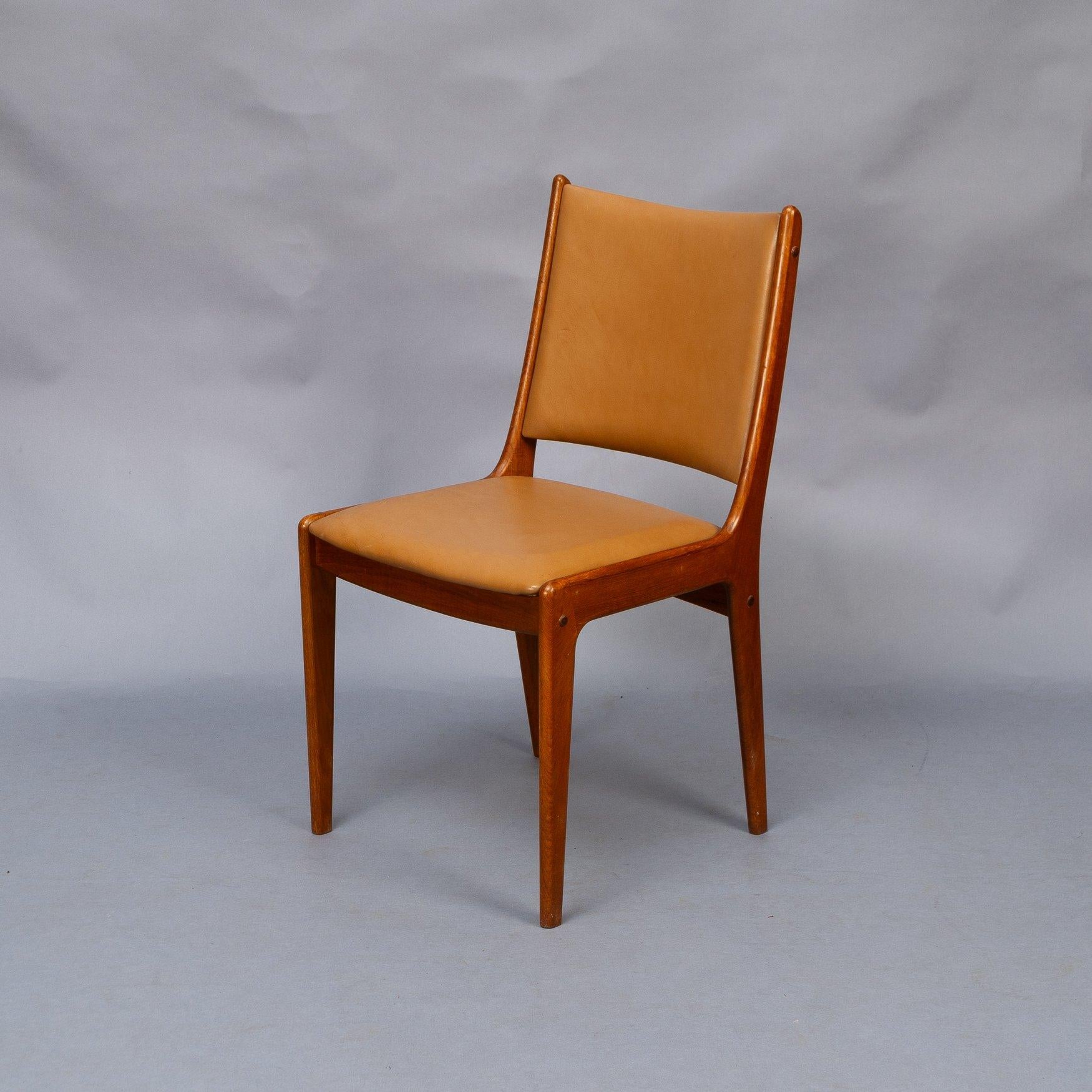 Johannes Andersen Made by Uldum Møbler, Denmark. Set of Eight Dining Chairs In Good Condition For Sale In London, GB