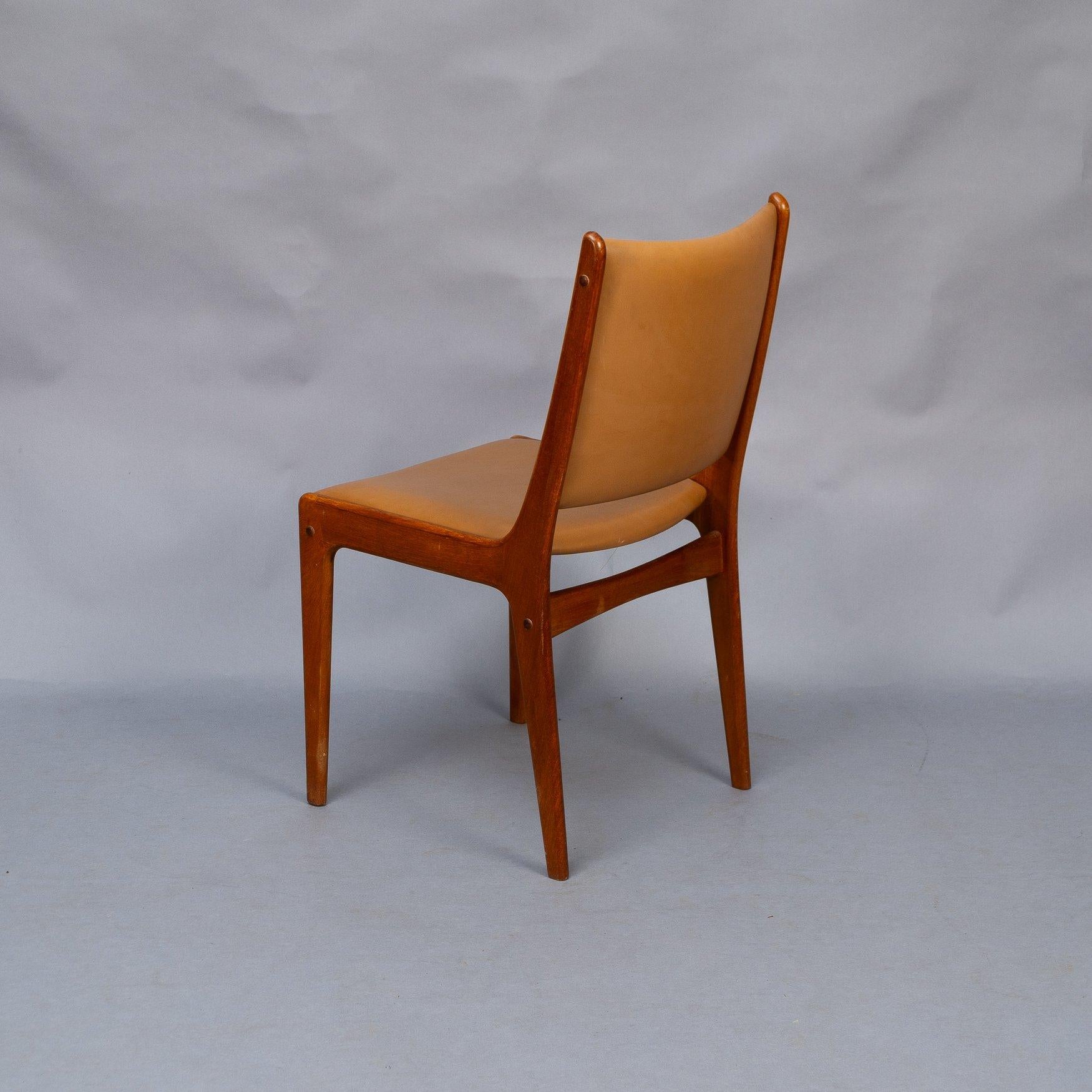 Leather Johannes Andersen Made by Uldum Møbler, Denmark. Set of Eight Dining Chairs For Sale