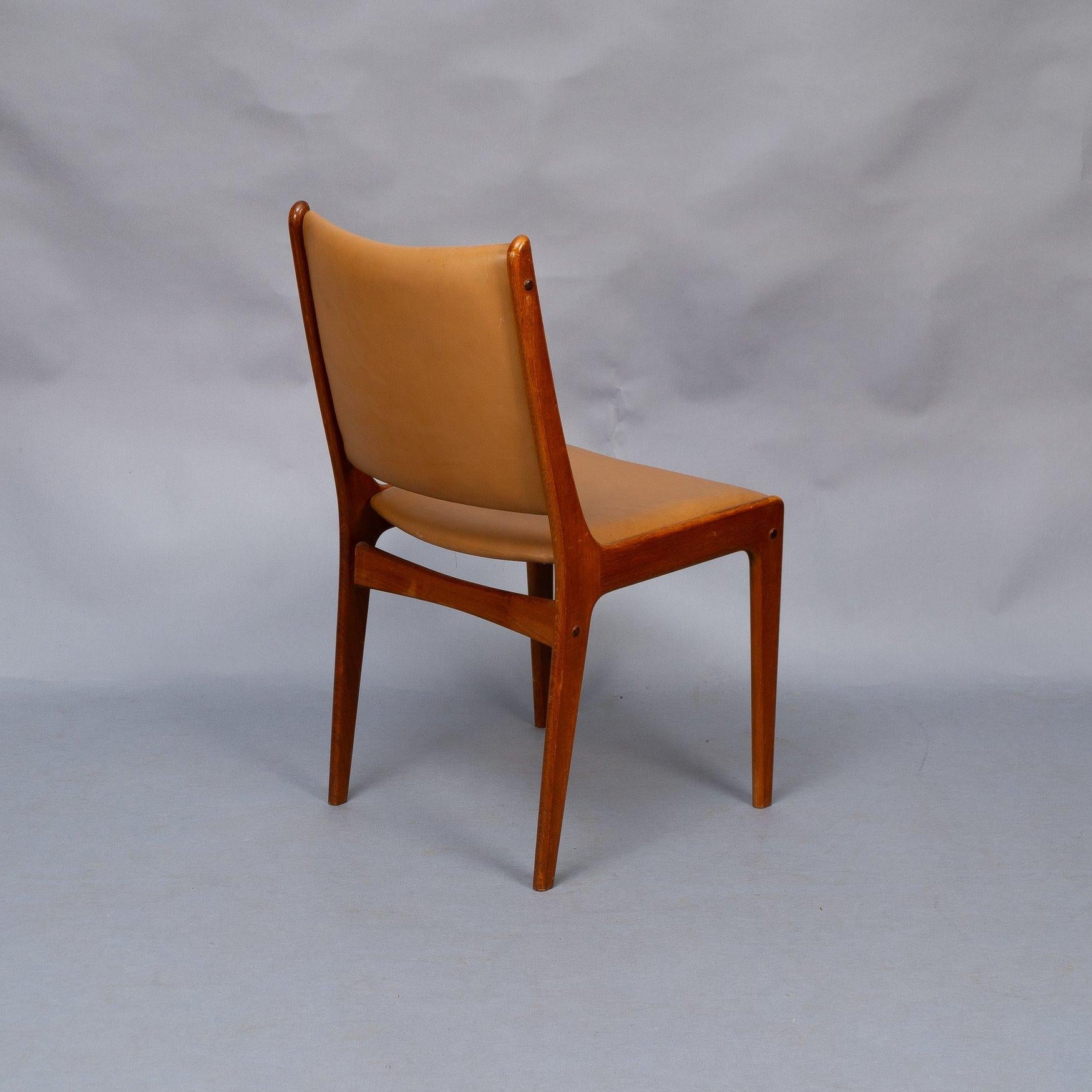 Johannes Andersen Made by Uldum Møbler, Denmark. Set of Eight Dining Chairs For Sale 2