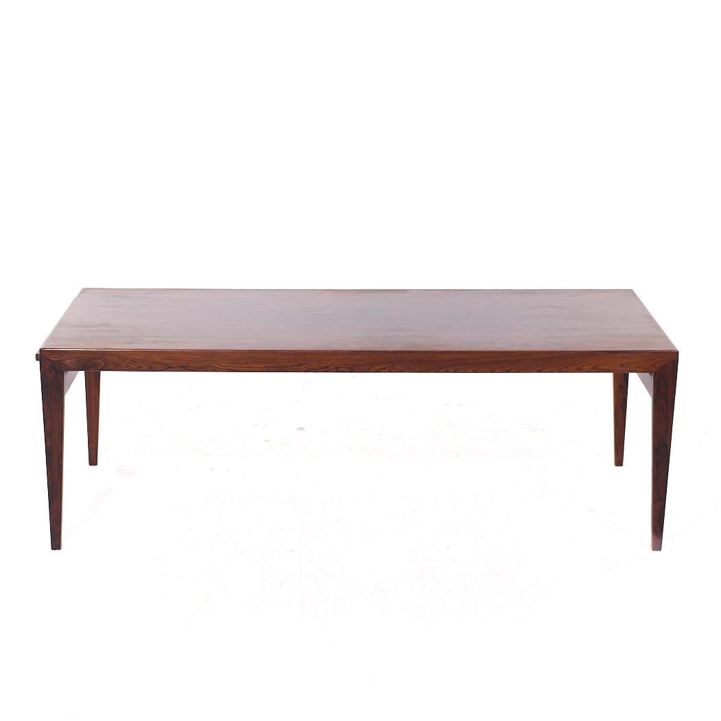Johannes Andersen Table basse à feuilles cachées en palissandre danois du milieu du siècle dernier

Cette table mesure : 59 large x 23,5 profond x 20 haut, chaque feuille cachée mesure 11,5 pouces, ce qui donne une largeur de table maximale de 82