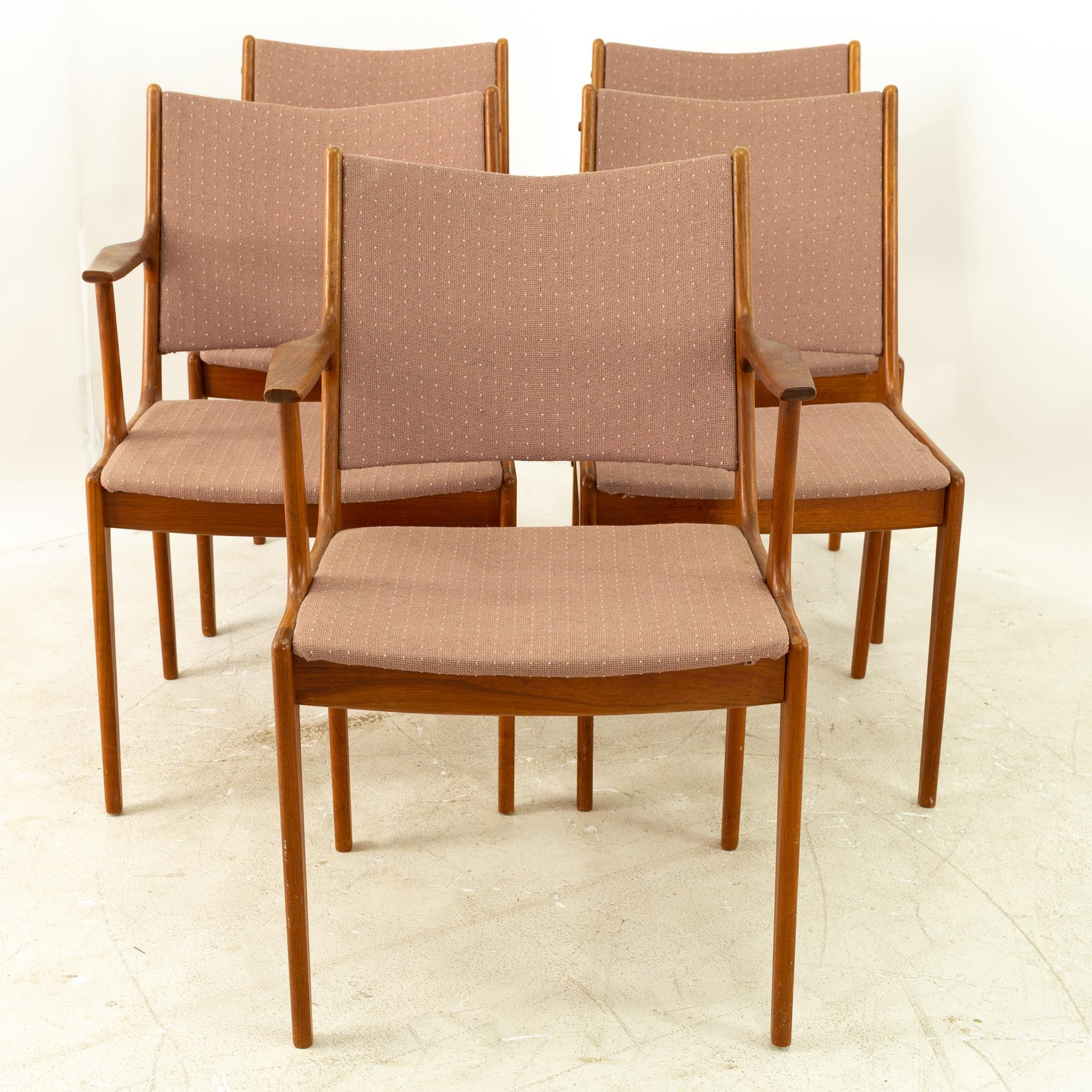 Johannes Andersen midcentury teak dining chairs, set of 5

Measures: 22.5 wide x 21.25 deep x 33.25 high with a seat height of 18 inches and an armrest height of 26.75 inches

This price includes getting this piece in what we call restored vintage
