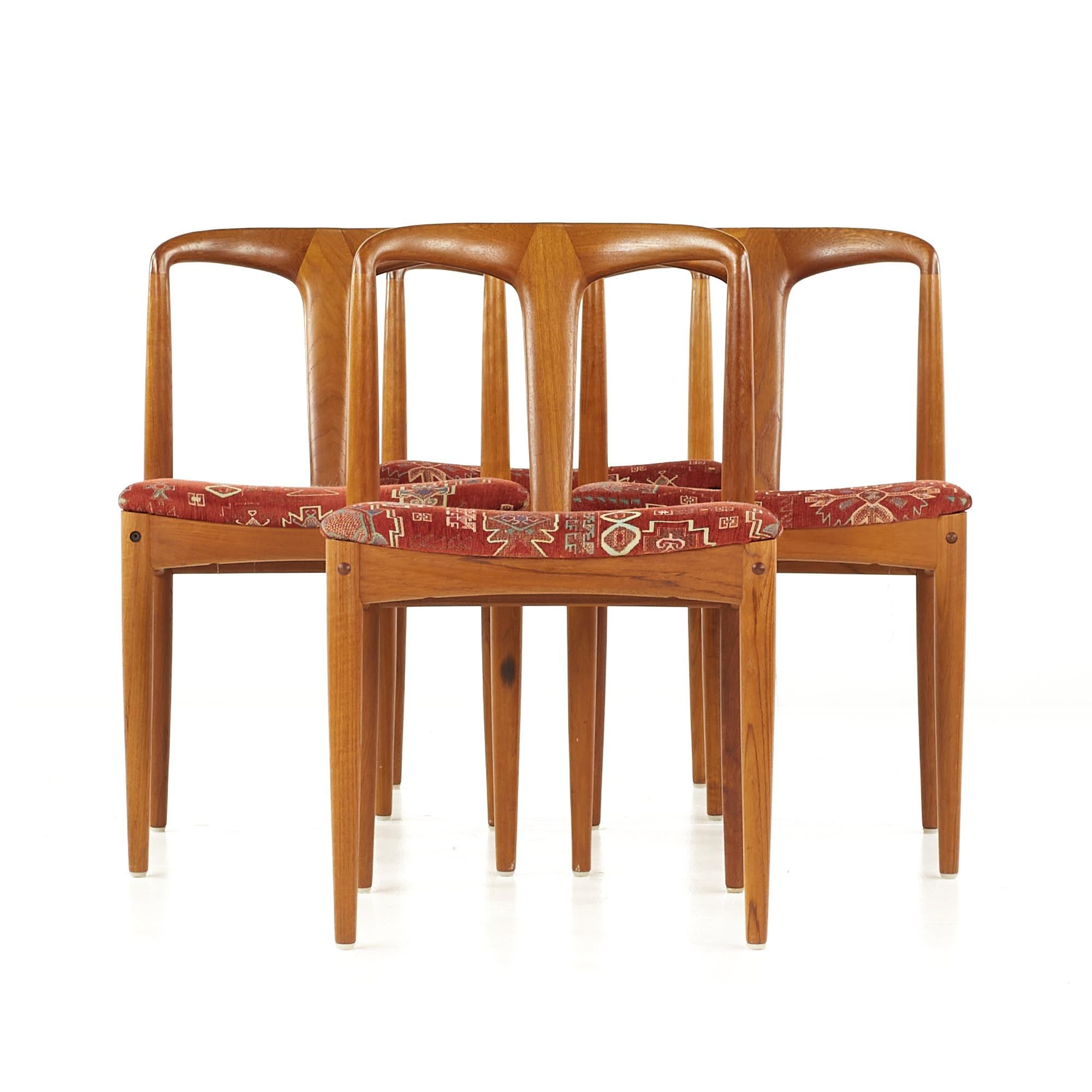 Johannes Andersen Mid Century Teak Juliane dining chairs - Set of 4

Each chair measures: 18 wide x 18 deep x 31 inches high, with a seat height/chair clearance of 18 inches

All pieces of furniture can be had in what we call restored vintage