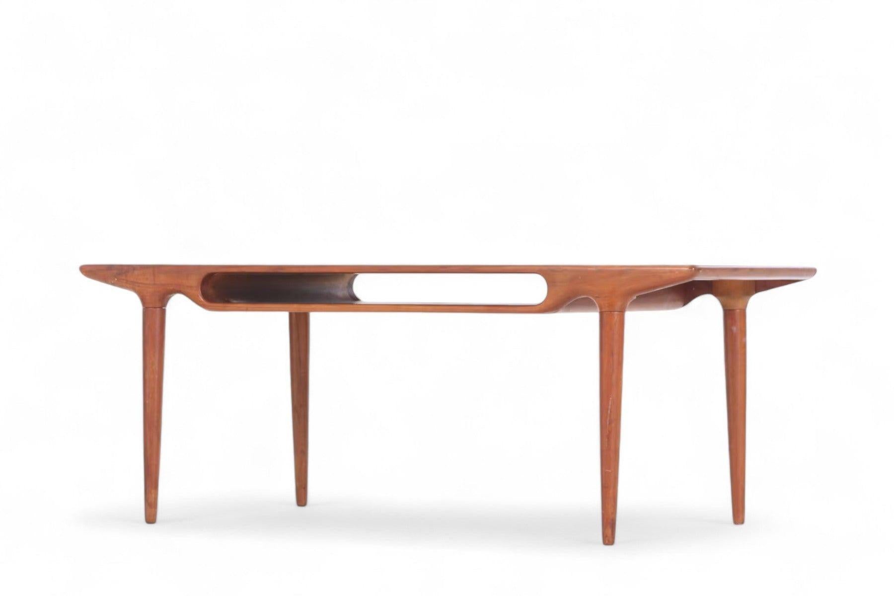 Origine : Danemark
Designer : Johannes Andersen
Fabricant : CFC Silkeborg Møbelfabrik
Époque : 1950
Matériaux : Teck
Dimensions : 52,75